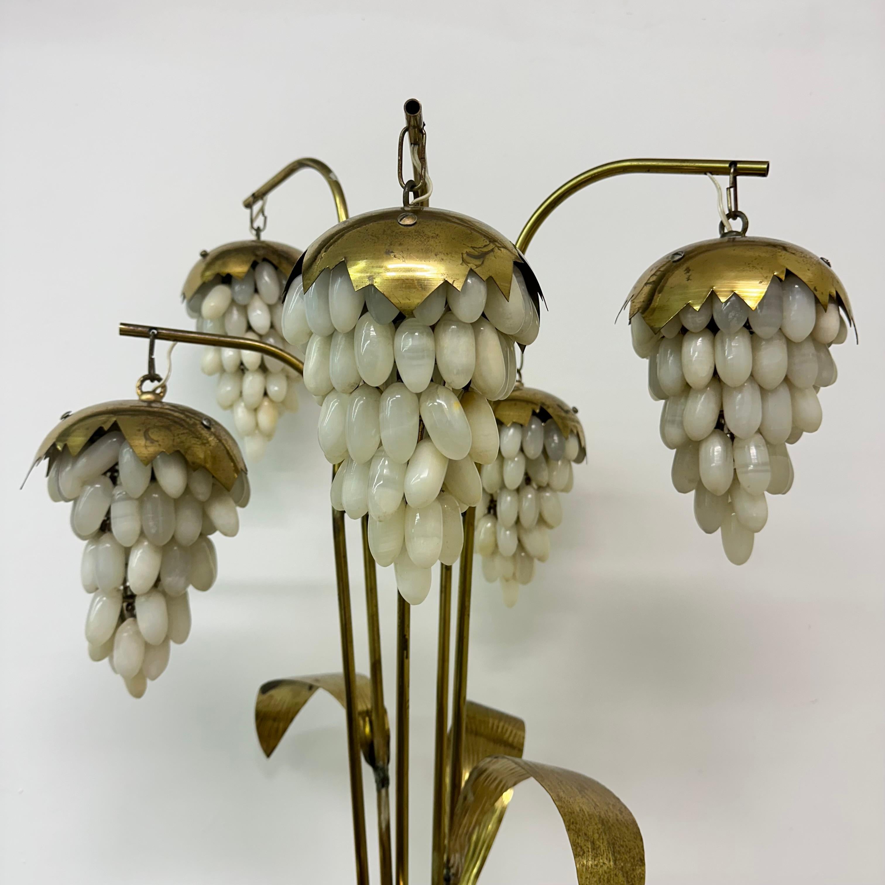 Lampada da terra in ottone di metà secolo con uva di alabastro, anni '50 in vendita 4