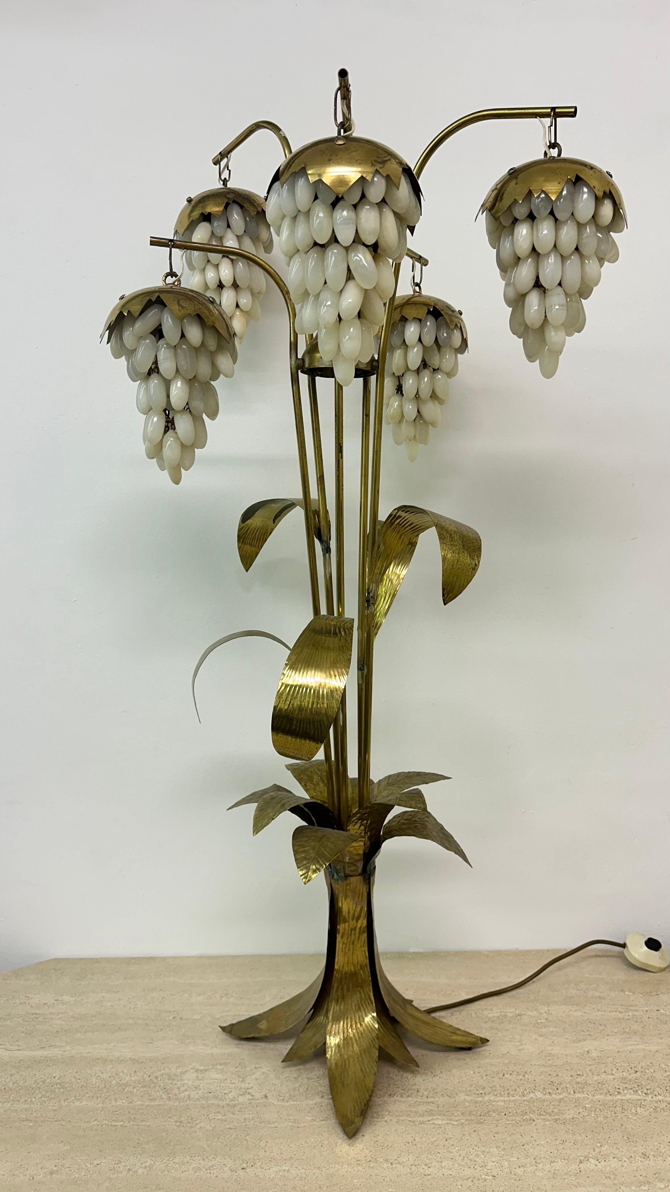 Lampada da terra in ottone di metà secolo con uva di alabastro, anni '50 in vendita 5
