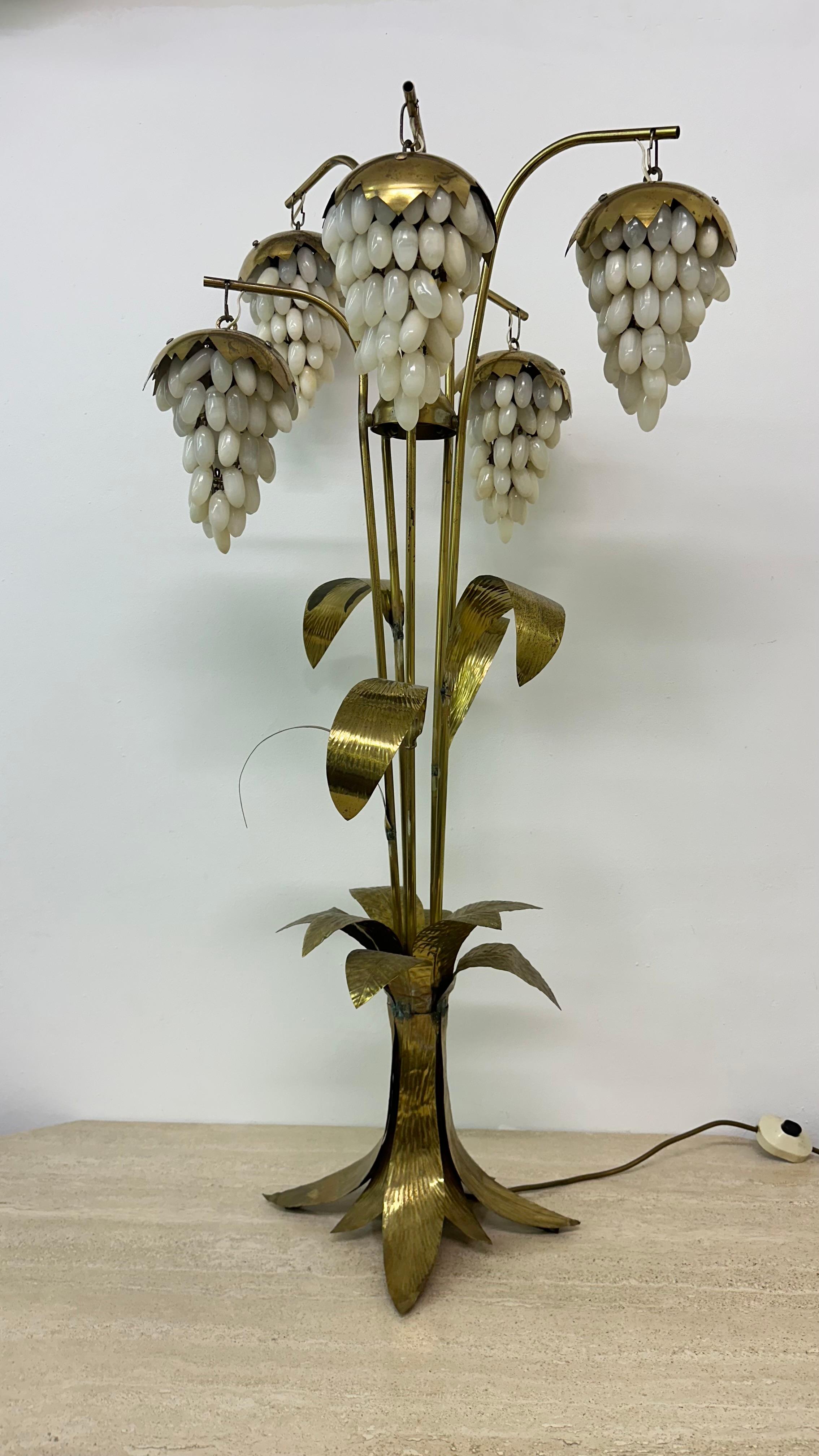 Lampada da terra in ottone di metà secolo con uva di alabastro, anni '50 in vendita 6