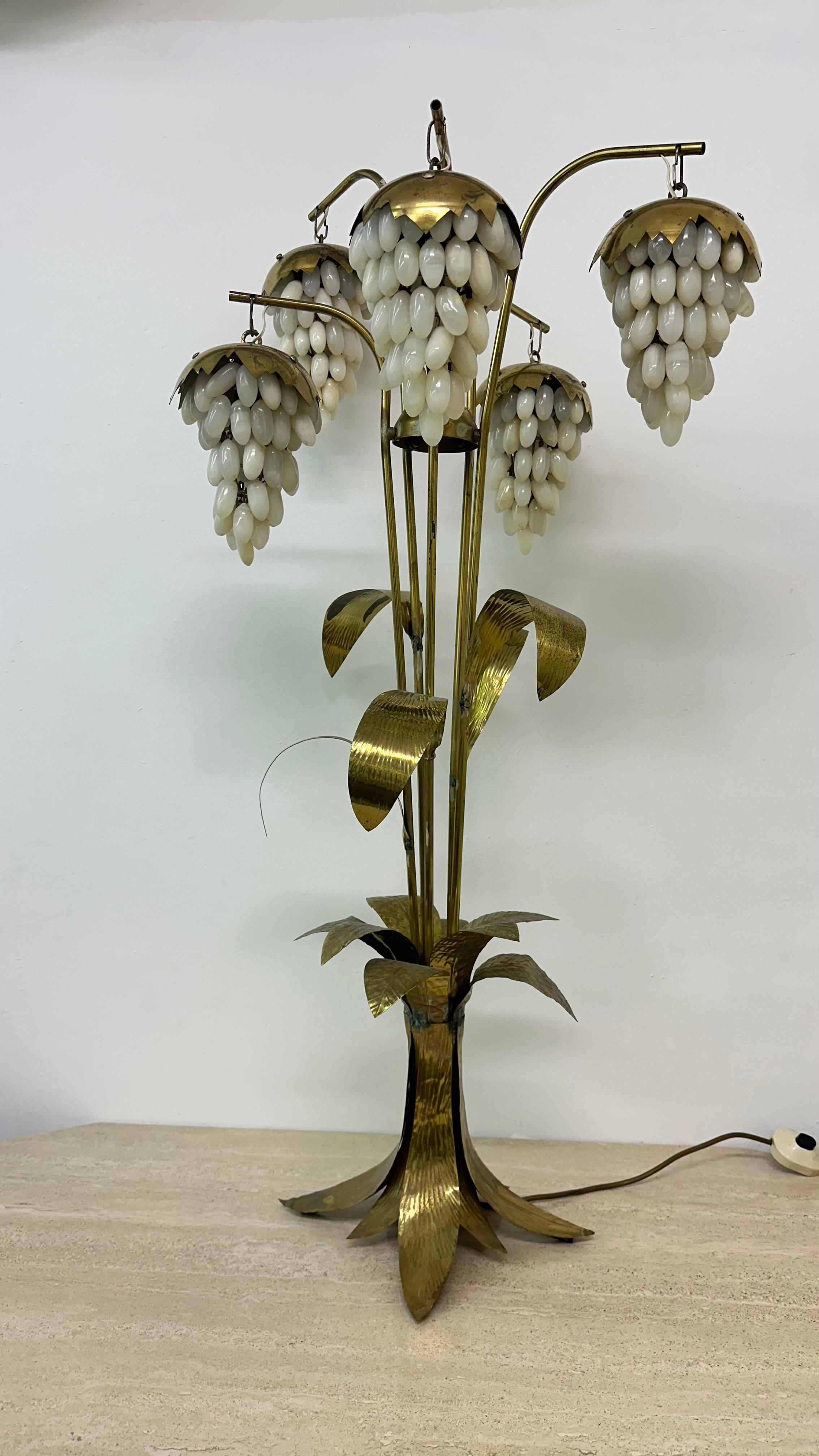 Lampada da terra in ottone di metà secolo con uva di alabastro, anni '50 in vendita 7