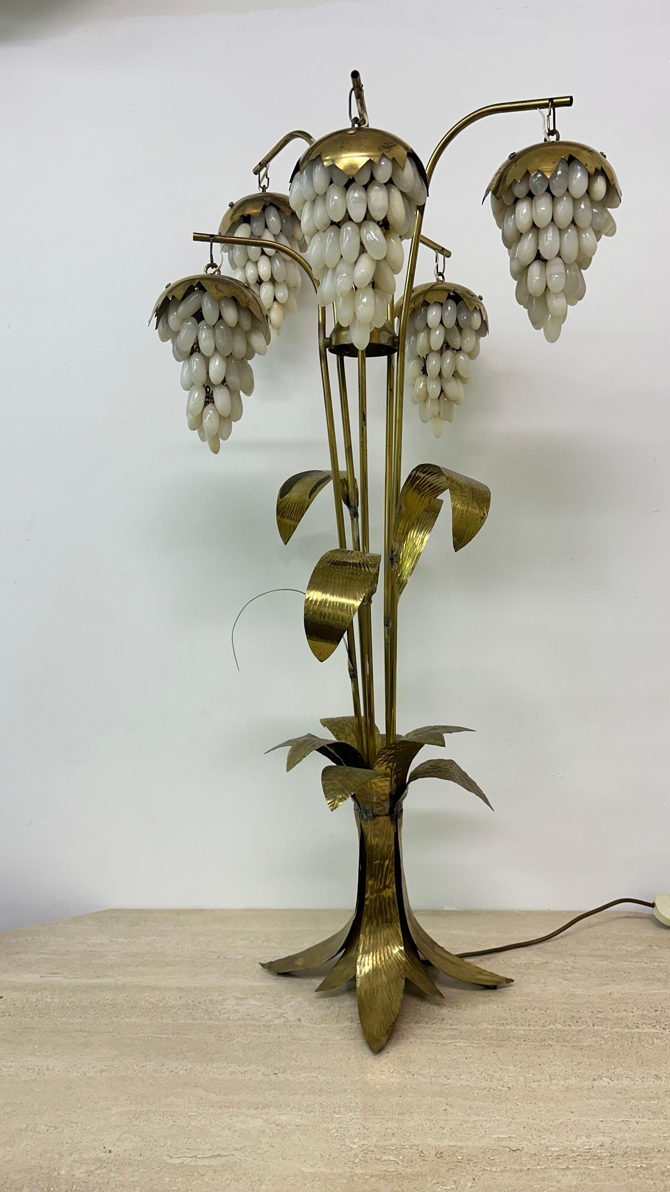 Lampada da terra in ottone di metà secolo con uva di alabastro, anni '50 in vendita 8