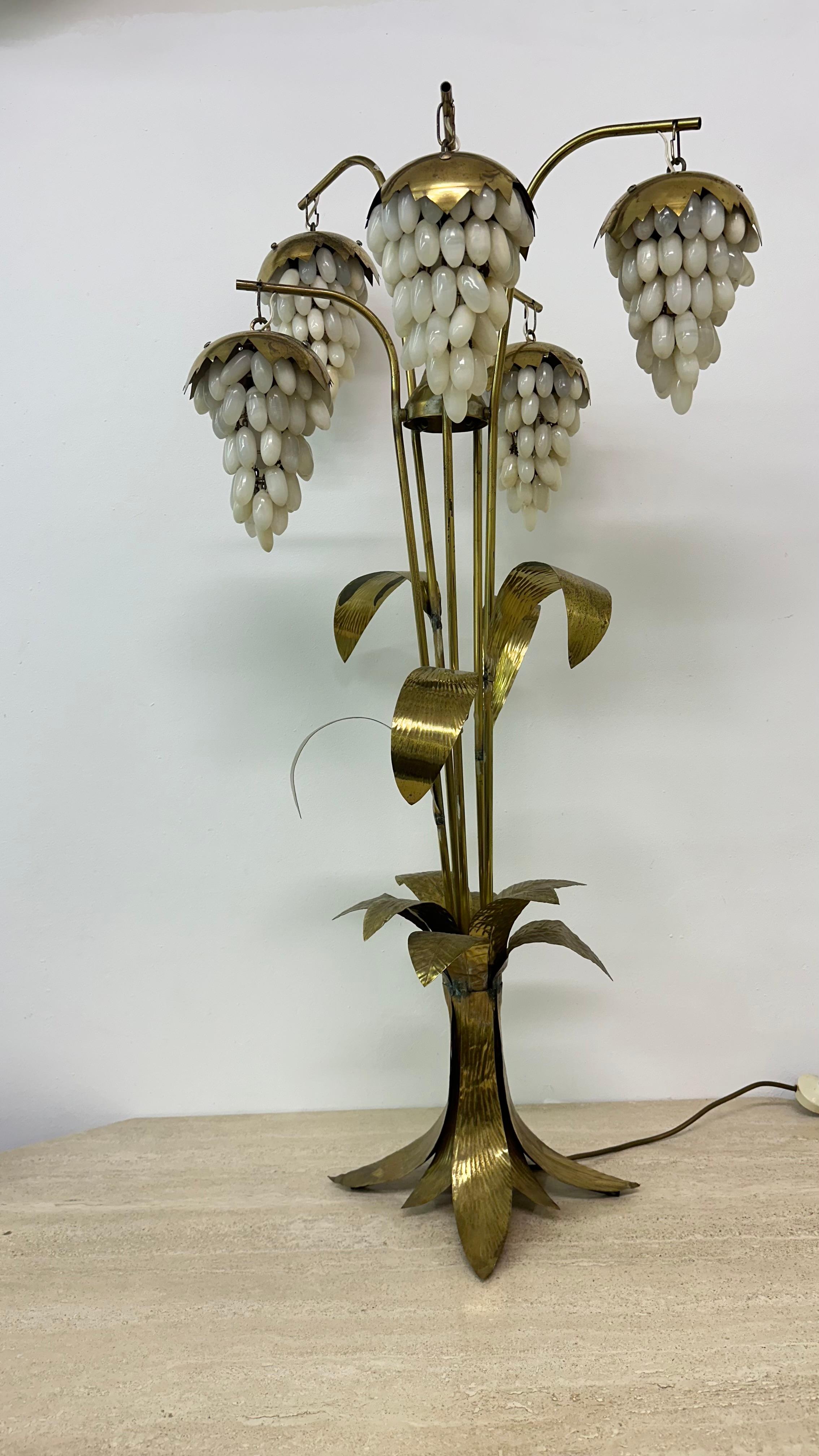 Lampada da terra in ottone di metà secolo con uva di alabastro, anni '50 in vendita 9