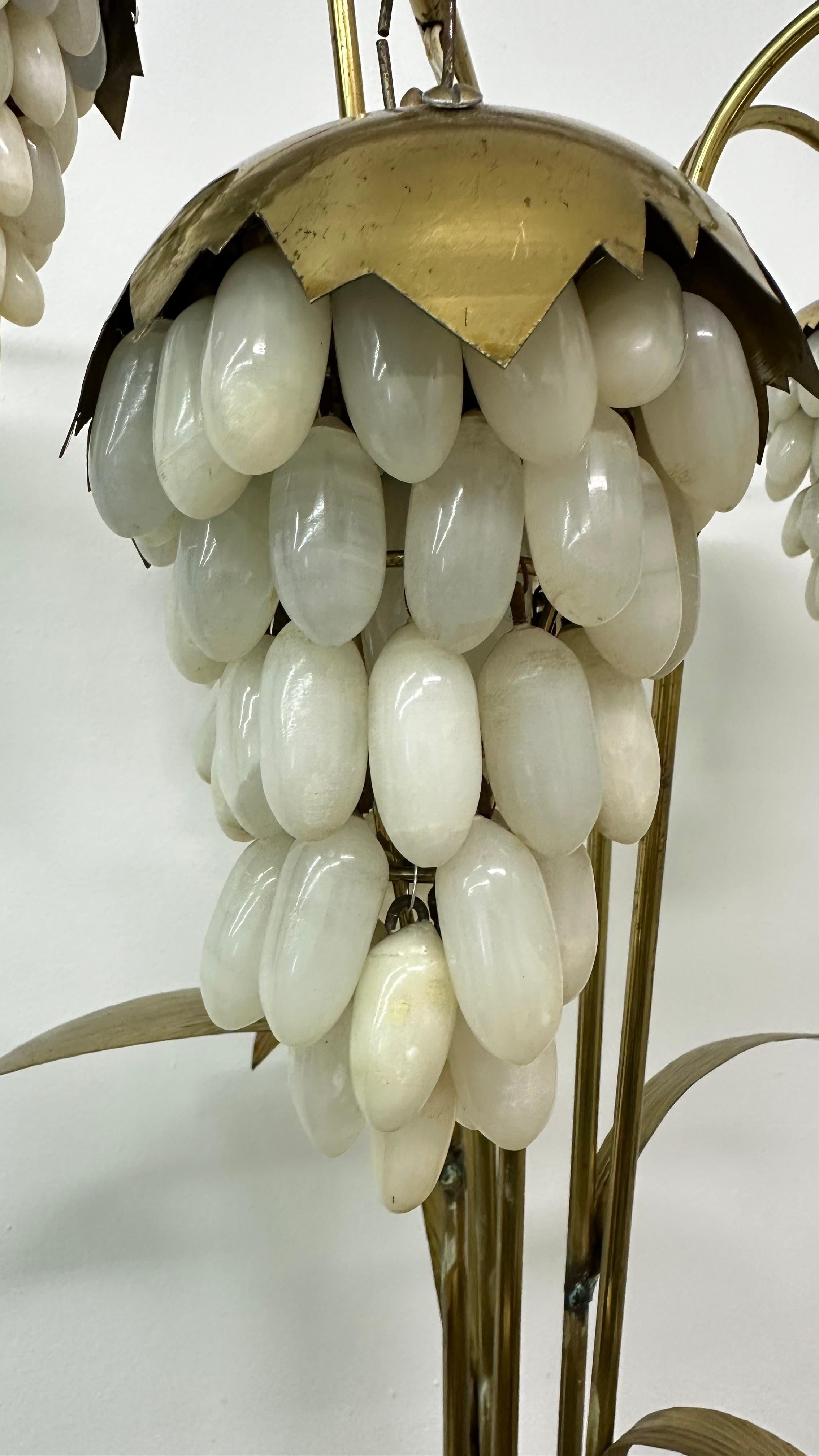 Lampada da terra in ottone di metà secolo con uva di alabastro, anni '50

Dimensioni: Altezza 116 cm,  60 cm di larghezza, 60 cm di profondità.
Condit: L'ottone ha una buona patina

