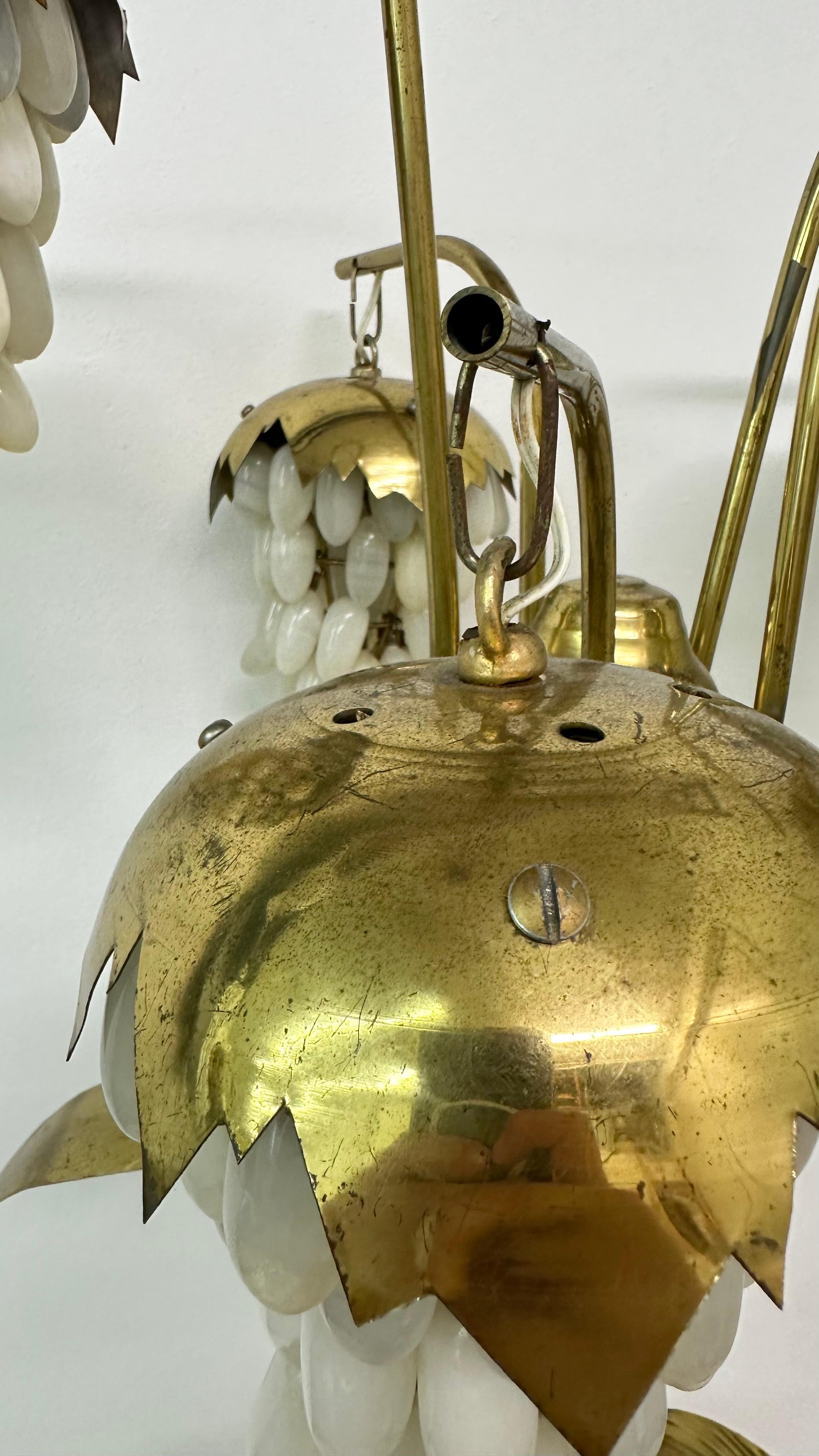 Mid-Century moderno Lampada da terra in ottone di metà secolo con uva di alabastro, anni '50 in vendita