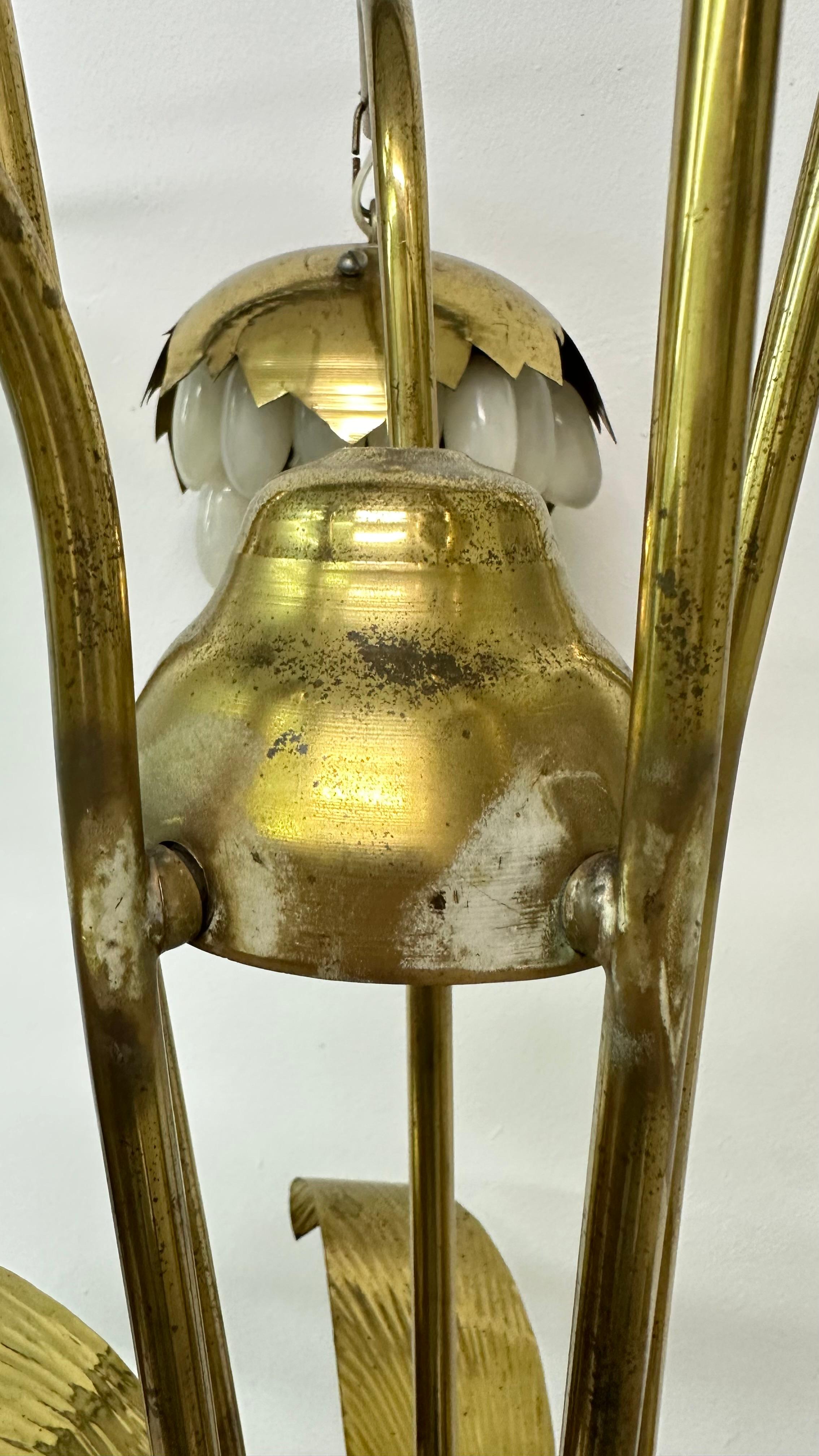 Lampada da terra in ottone di metà secolo con uva di alabastro, anni '50 In condizioni buone in vendita a Delft, NL