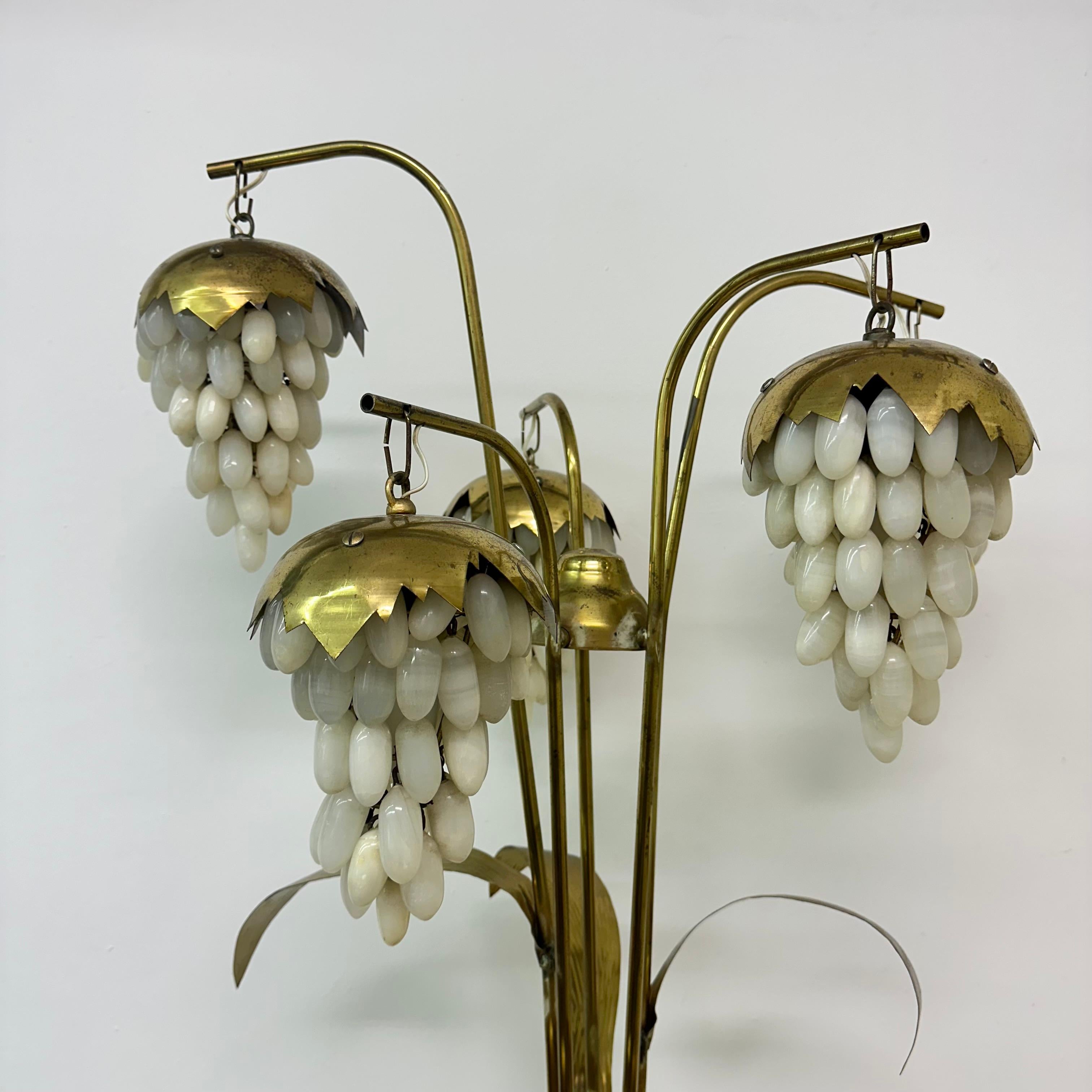 Ottone Lampada da terra in ottone di metà secolo con uva di alabastro, anni '50 in vendita