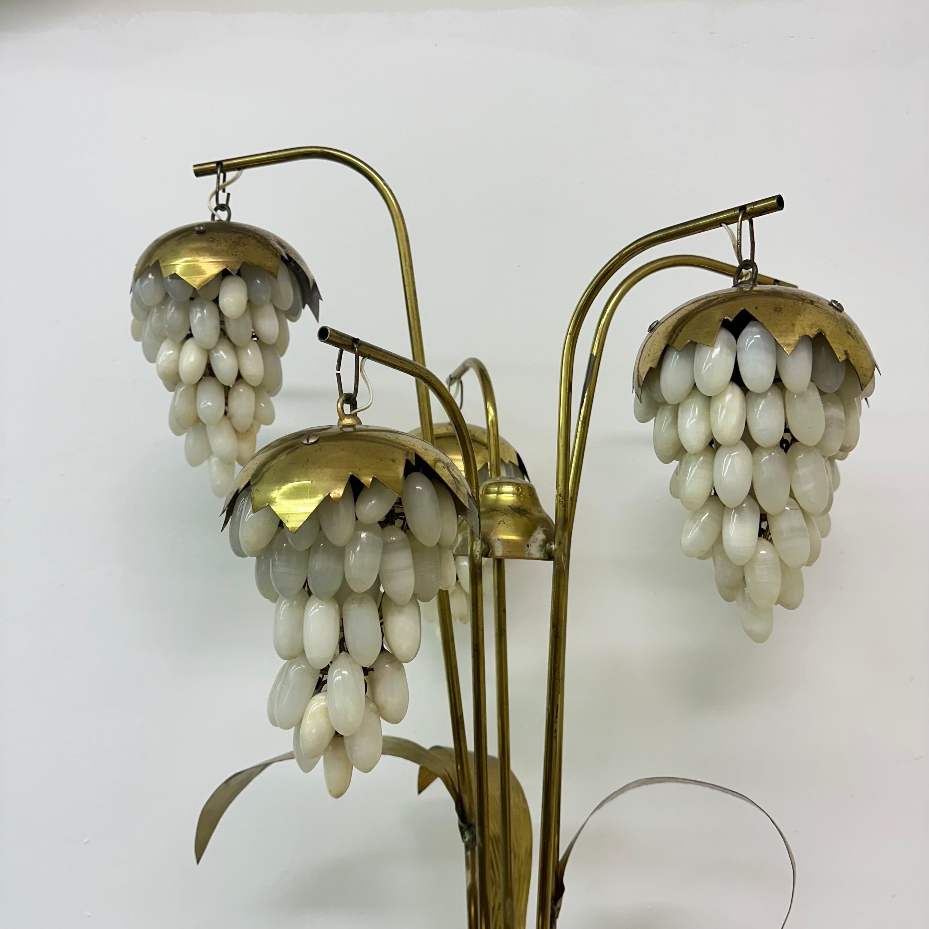 Lampada da terra in ottone di metà secolo con uva di alabastro, anni '50 in vendita 1