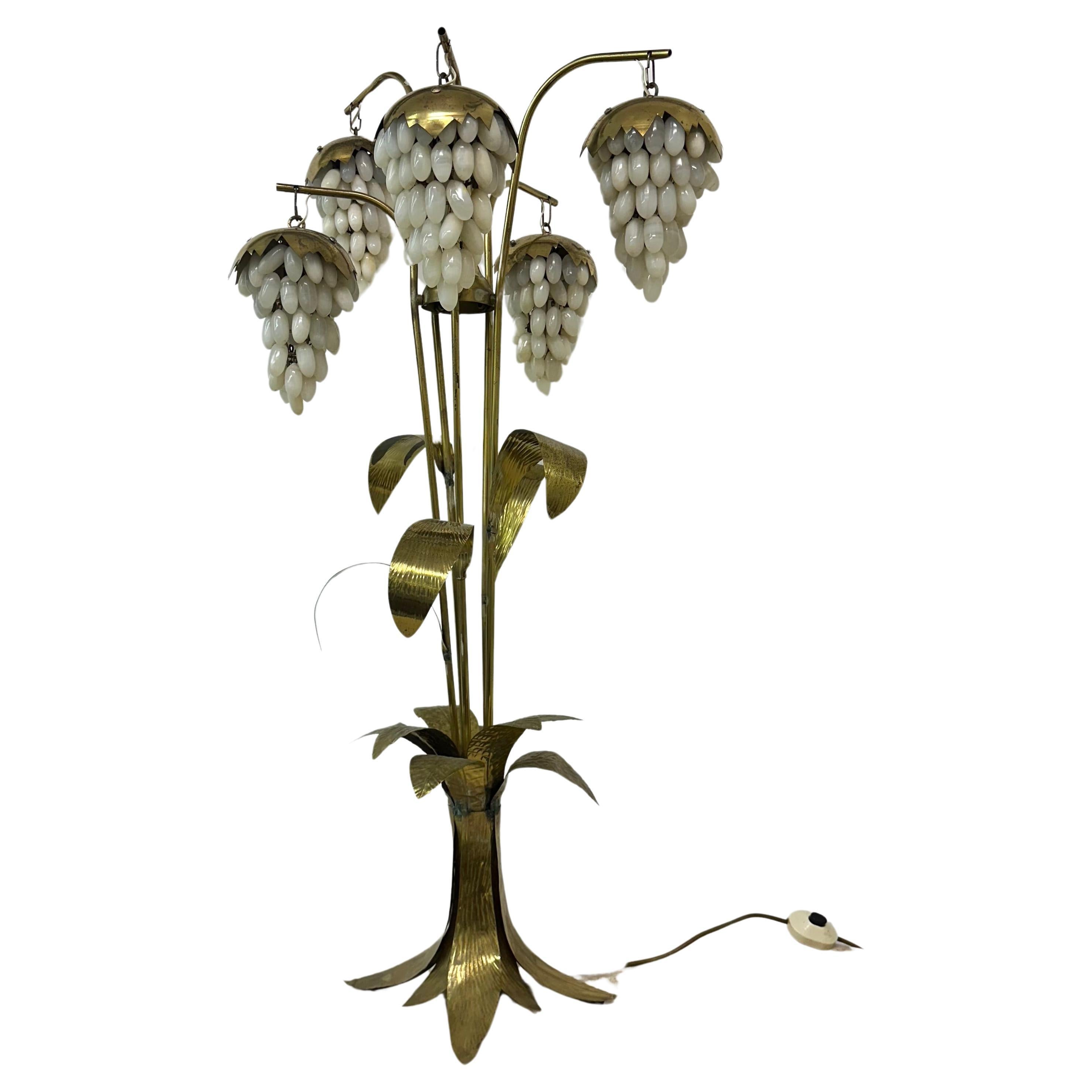 Lampada da terra in ottone di metà secolo con uva di alabastro, anni '50