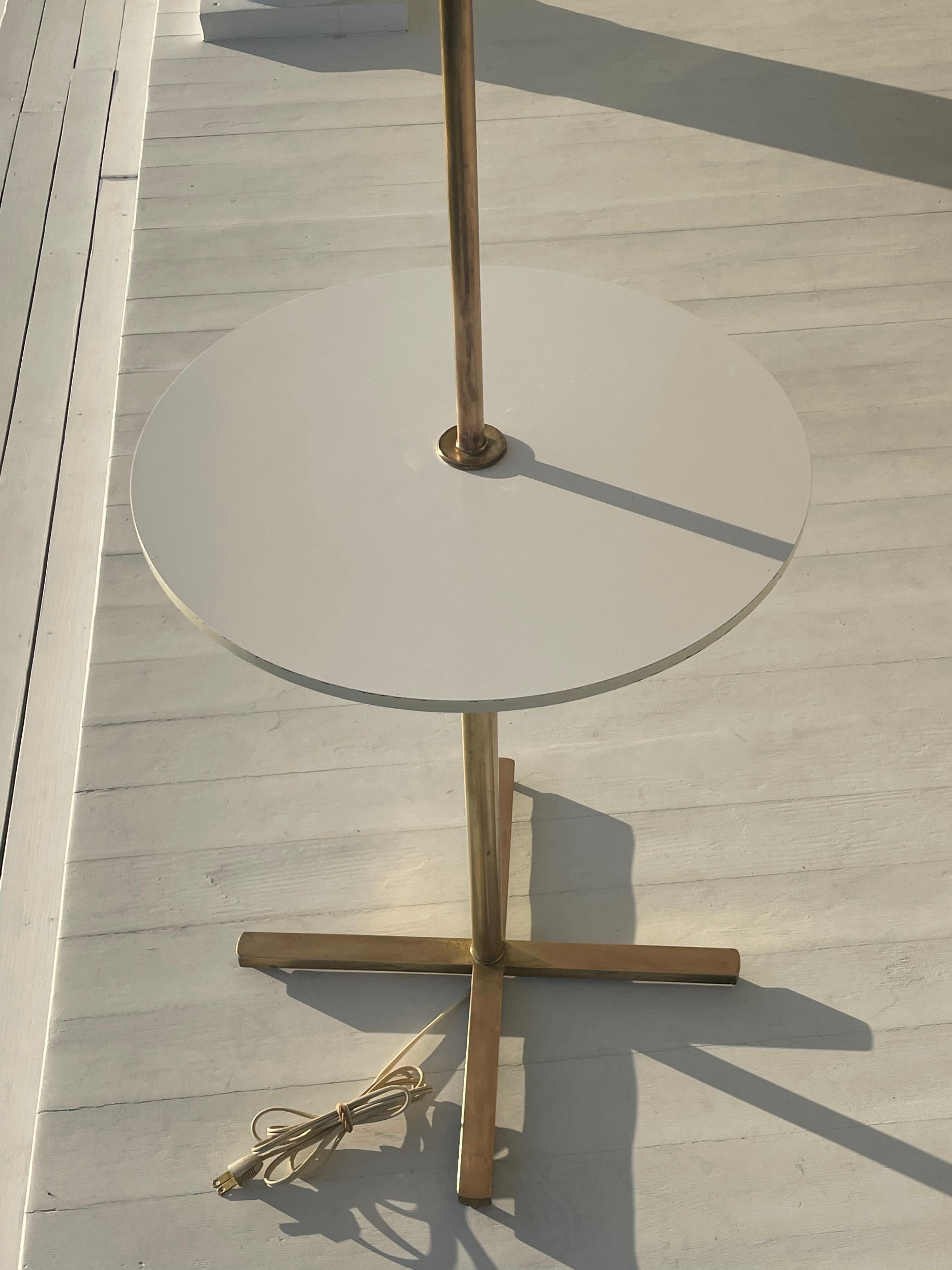 Mid Century Brass Floor Lamp with Built in Table, Diffuser and Shade In Good Condition For Sale In New York, NY