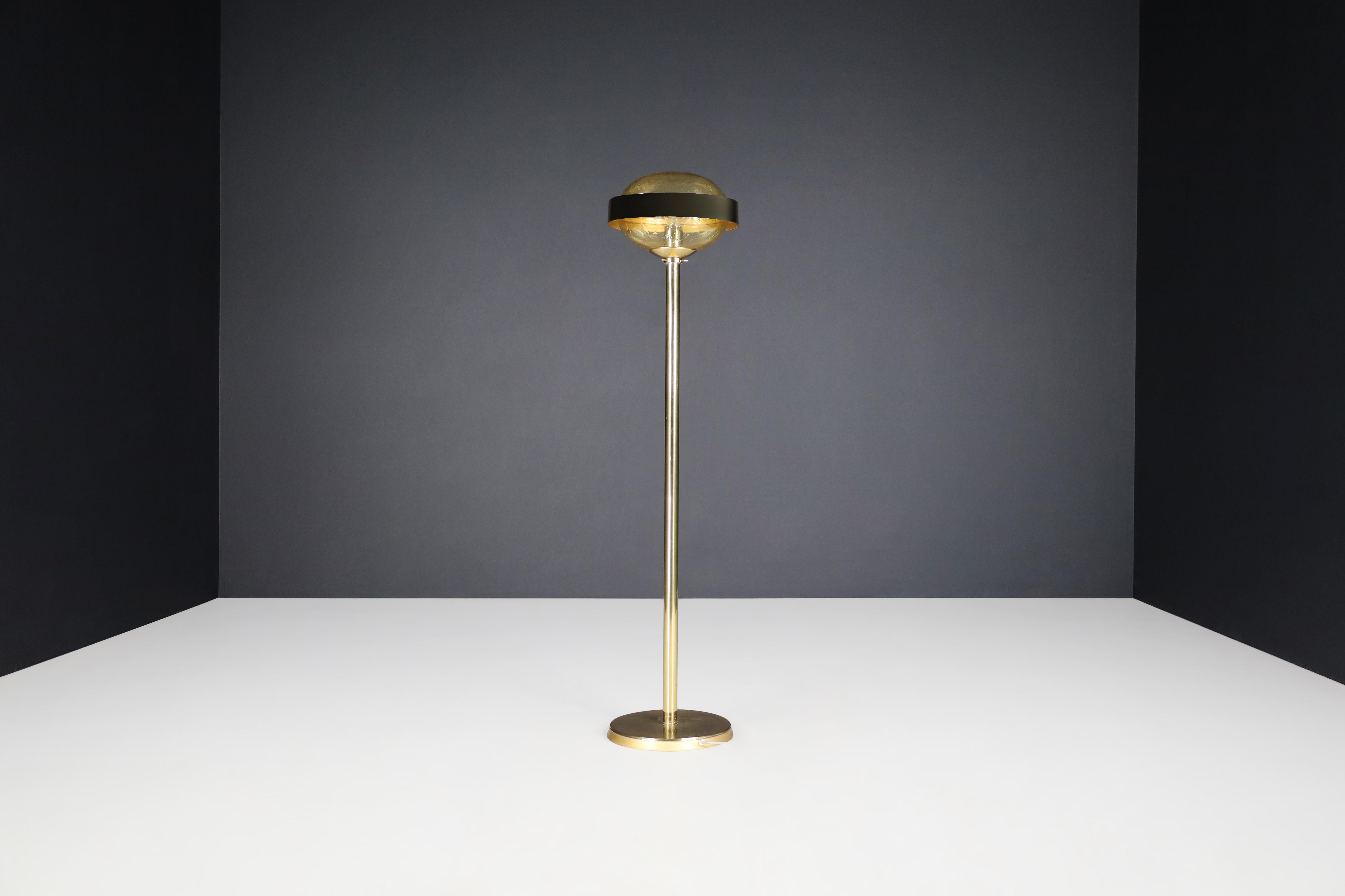 Lampada da terra in ottone di metà secolo con paralume in vetro soffiato a mano - Praga, anni '60 in vendita 3