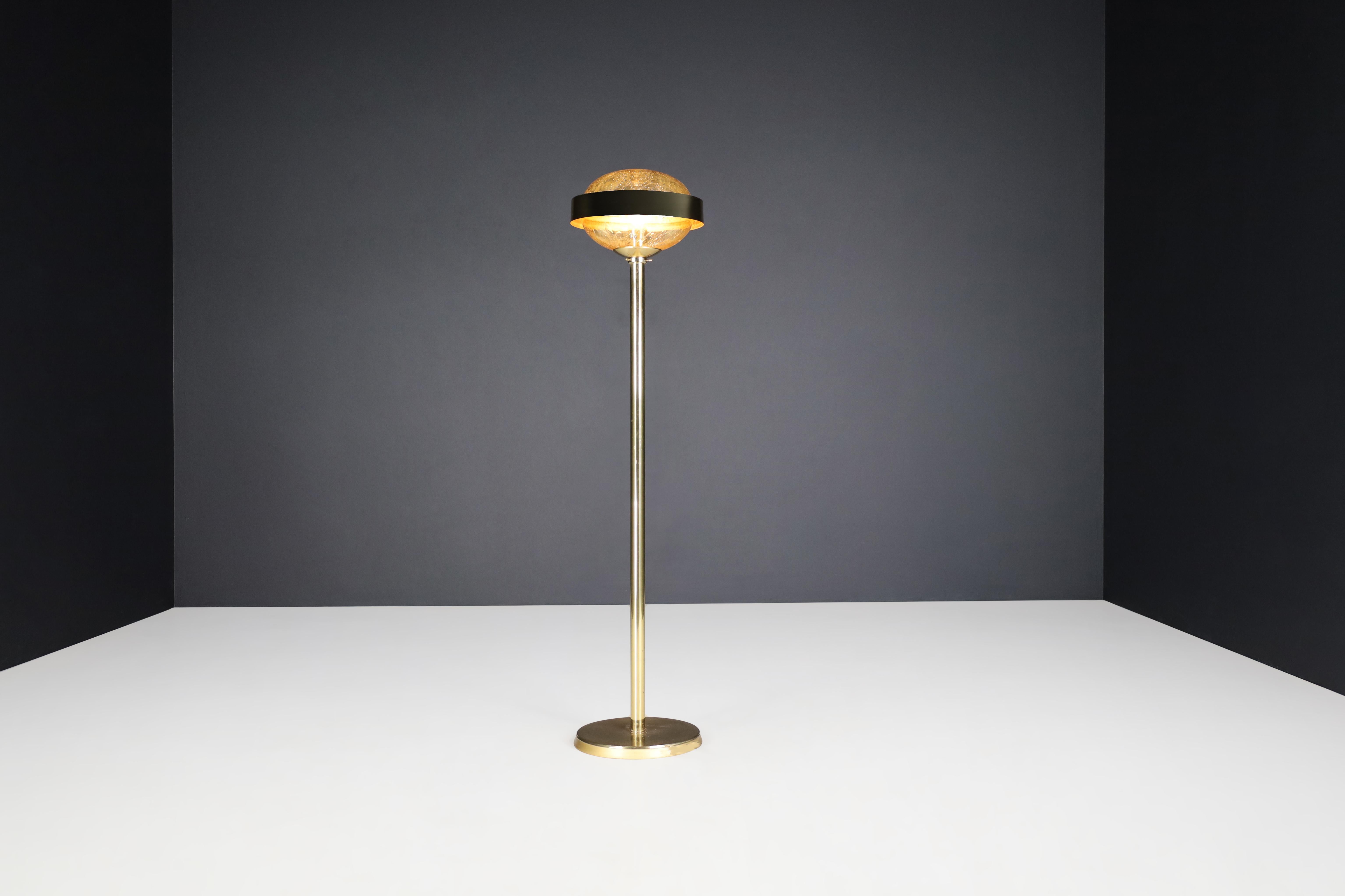 Lampada da terra in ottone di metà secolo con paralume in vetro soffiato a mano - Praga, anni '60 (3 disponibili, prezzo per articolo)

Questa sorprendente lampada da terra in ottone della metà del secolo scorso, creata a Praga negli anni '60,