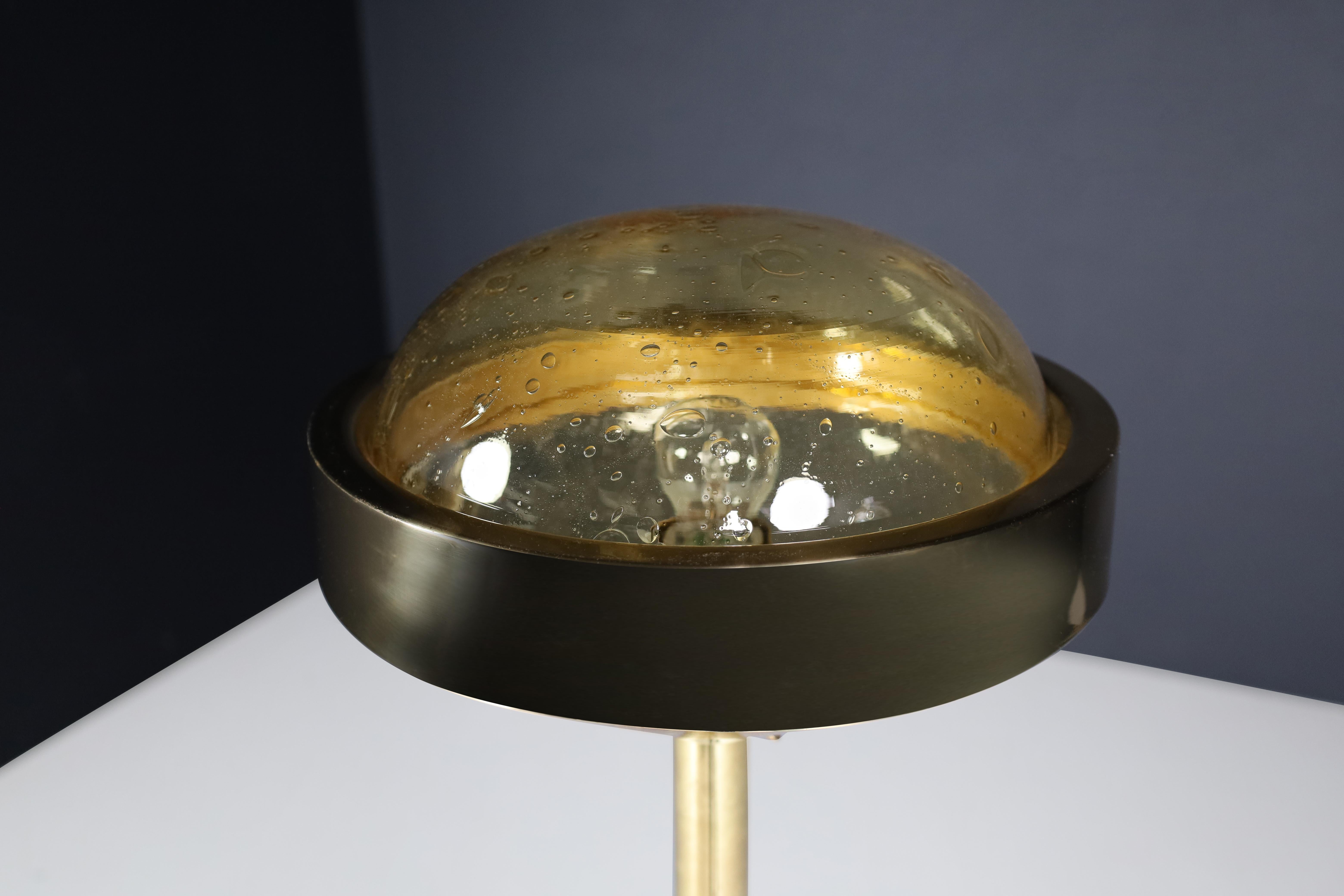 Ceco Lampada da terra in ottone di metà secolo con paralume in vetro soffiato a mano - Praga, anni '60 in vendita