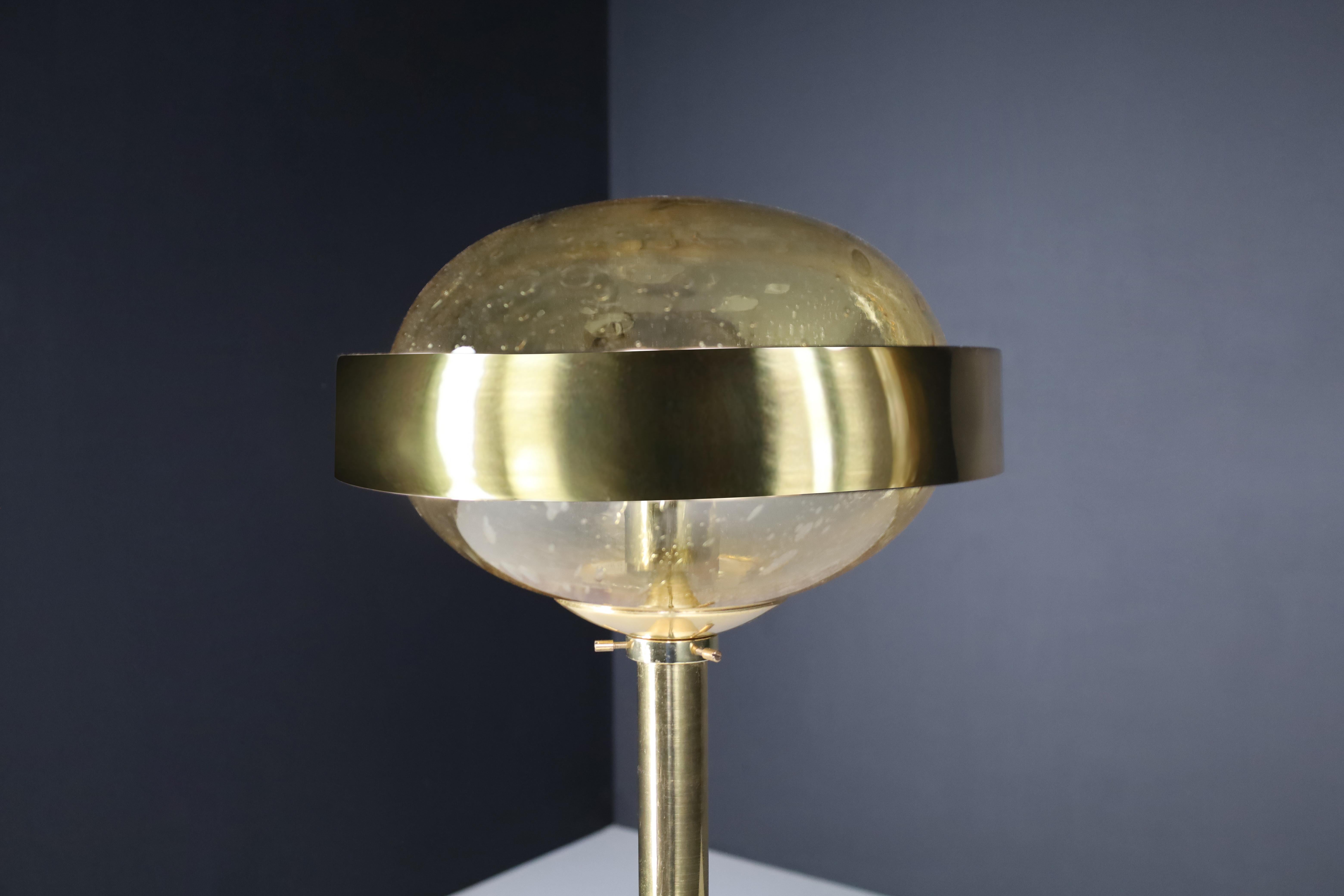 XX secolo Lampada da terra in ottone di metà secolo con paralume in vetro soffiato a mano - Praga, anni '60 in vendita