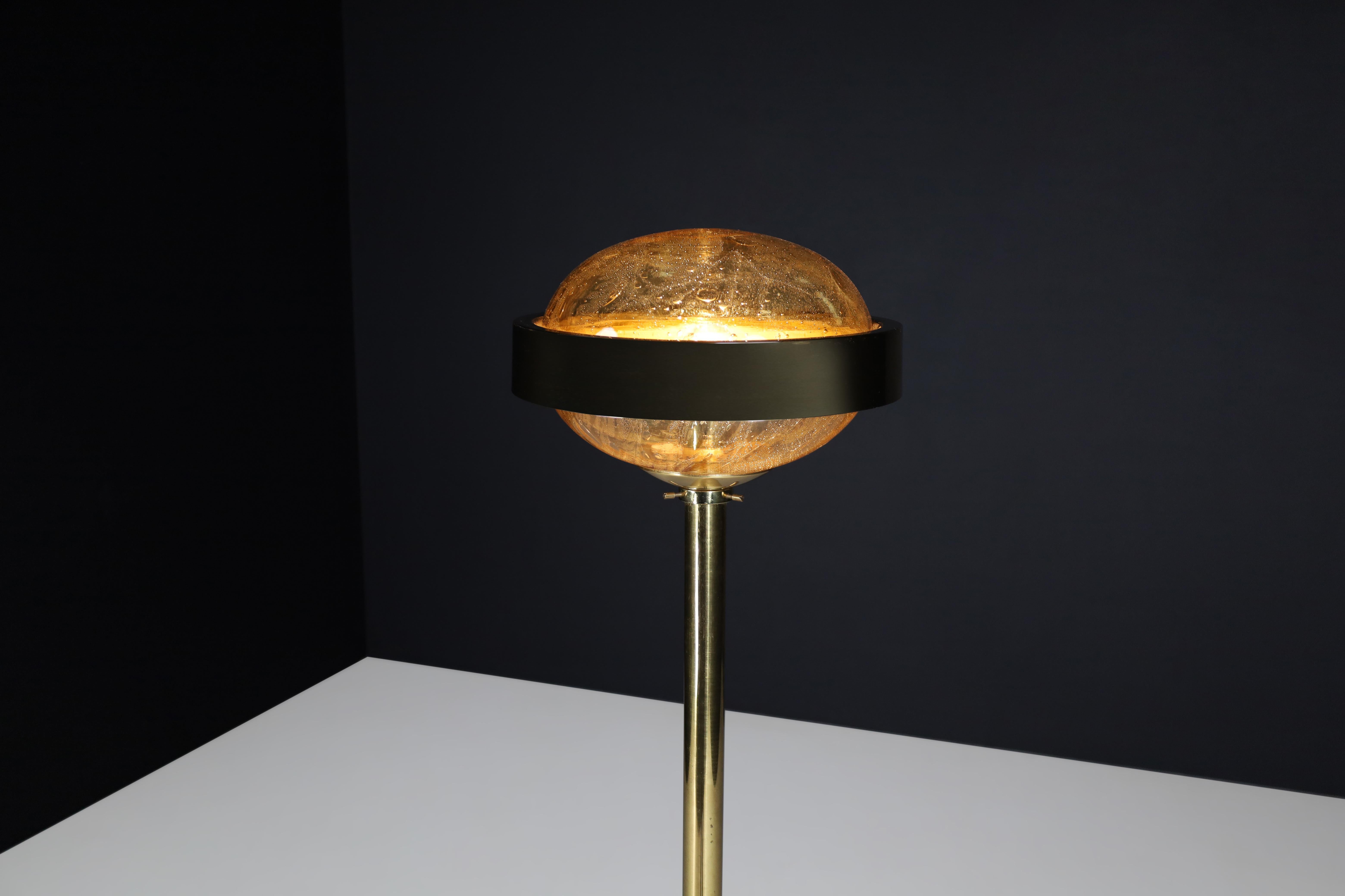 Lampada da terra in ottone di metà secolo con paralume in vetro soffiato a mano - Praga, anni '60 in vendita 1