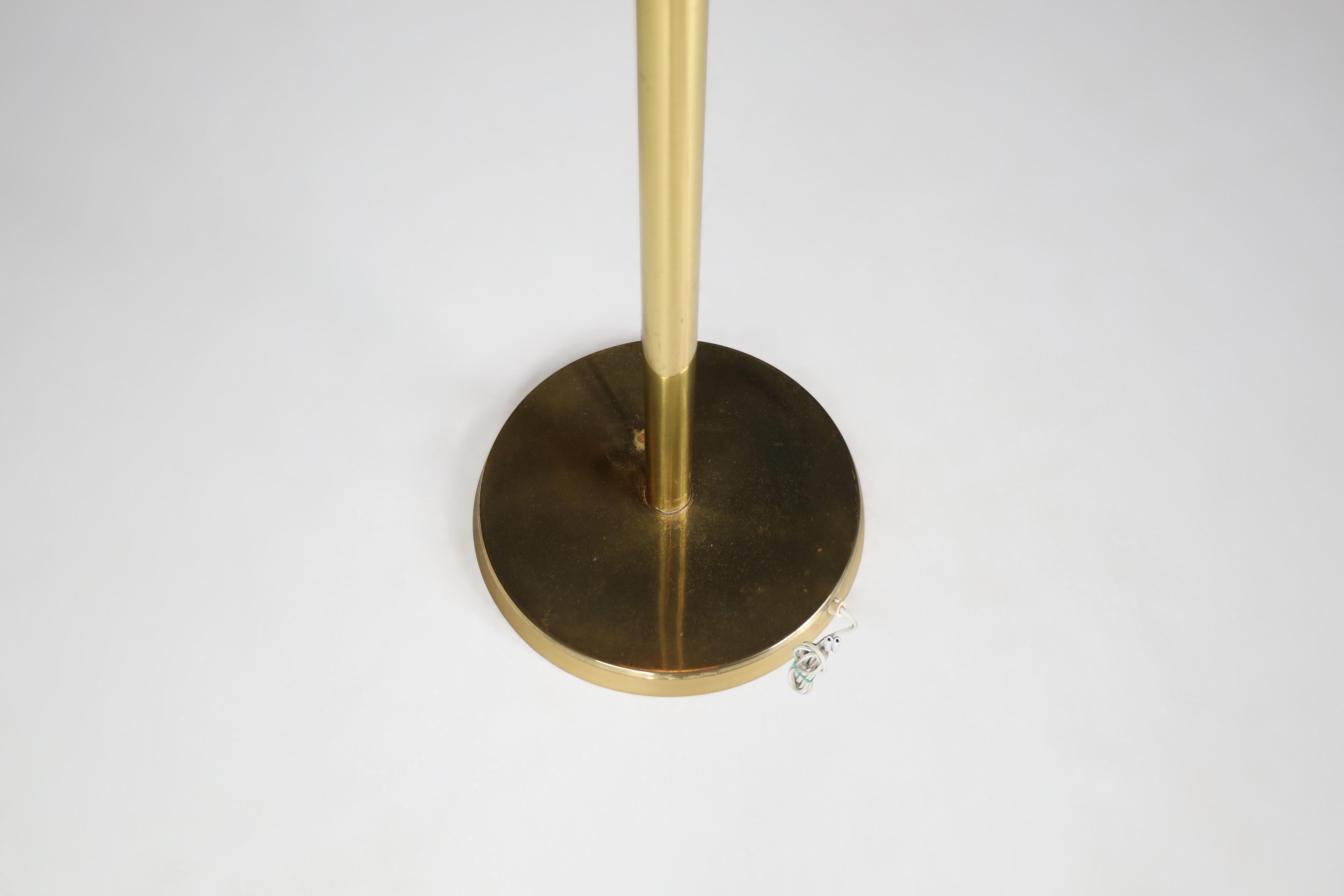 Lampada da terra in ottone di metà secolo con paralume in vetro soffiato a mano - Praga, anni '60 in vendita 2