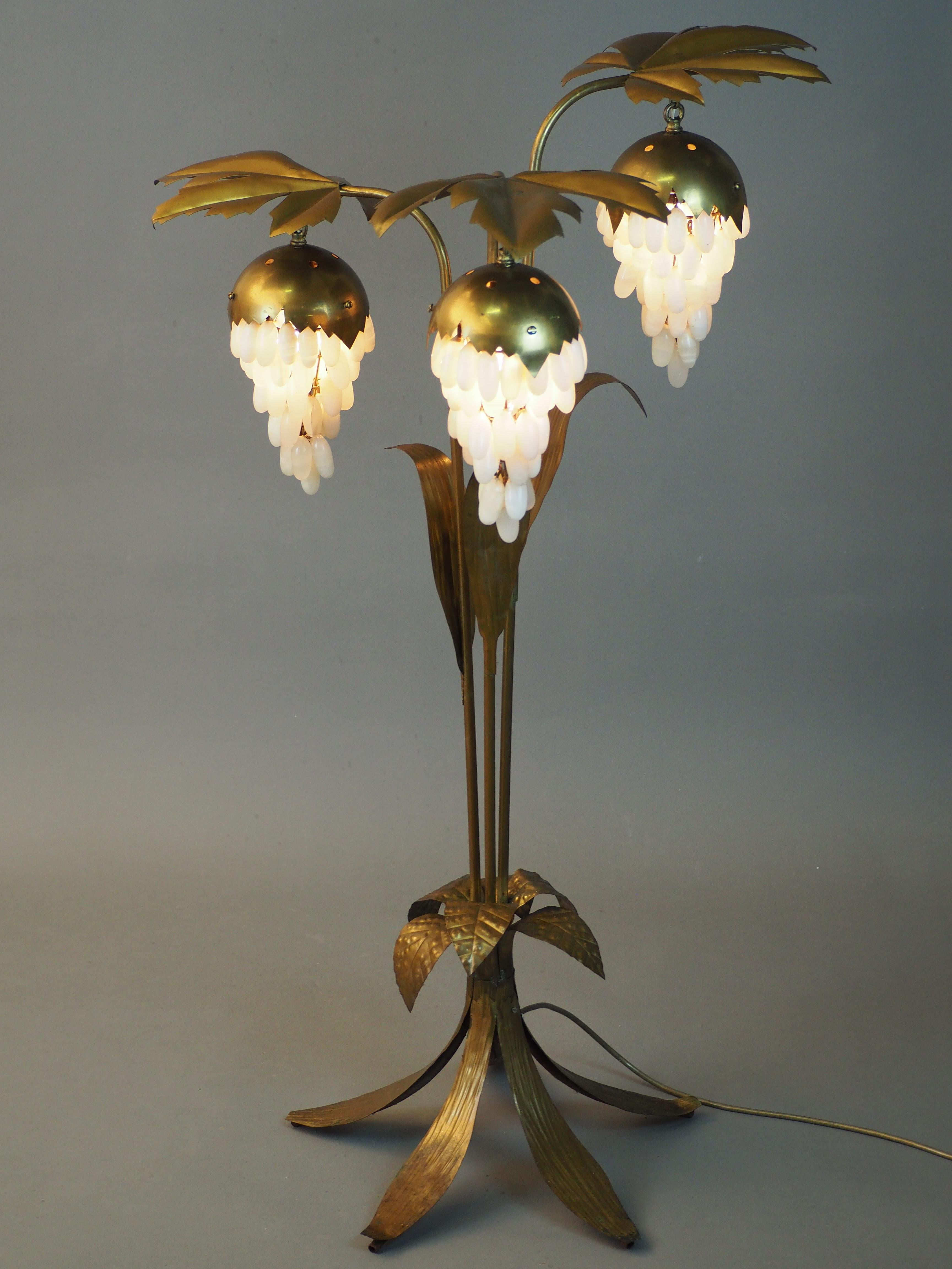 Stehlampe aus Messing mit Blättern und Alabastertrauben, Mitte des Jahrhunderts, um 1950 (Moderne der Mitte des Jahrhunderts) im Angebot