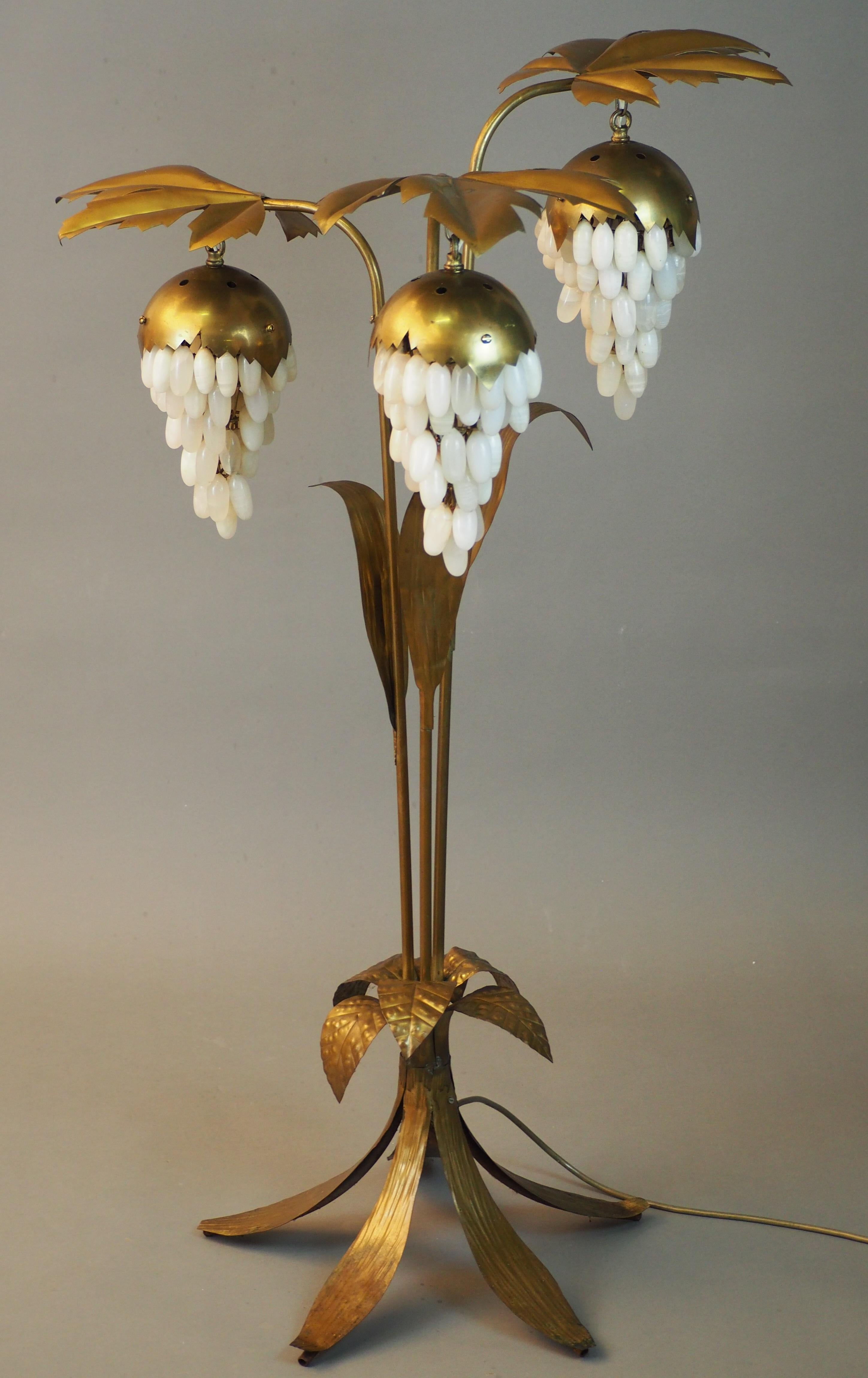 Lampada da terra in ottone di metà secolo con foglie e uva di alabastro, circa anni '50 In condizioni buone in vendita a Wiesbaden, Hessen