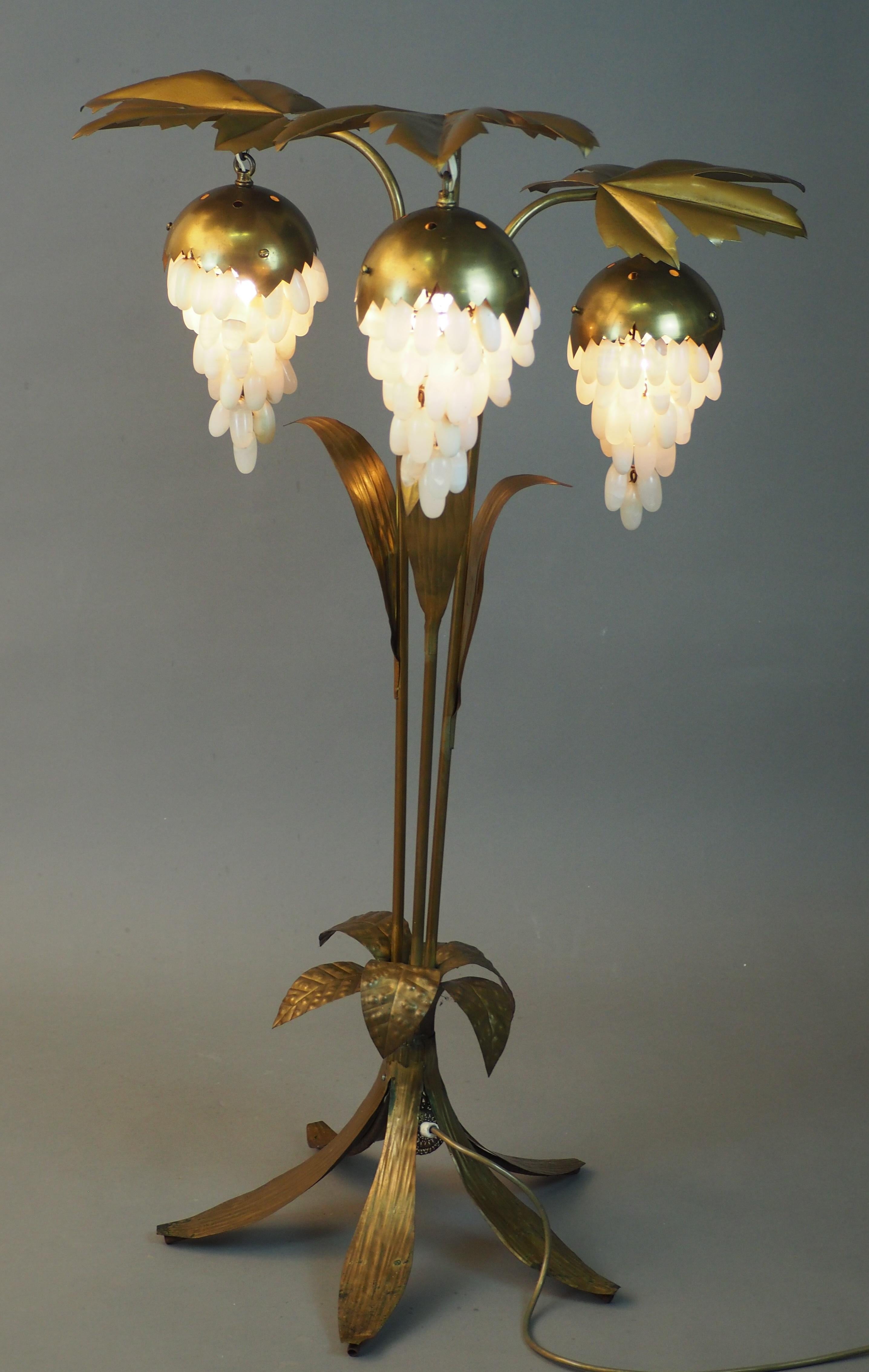 Stehlampe aus Messing mit Blättern und Alabastertrauben, Mitte des Jahrhunderts, um 1950 im Angebot 3