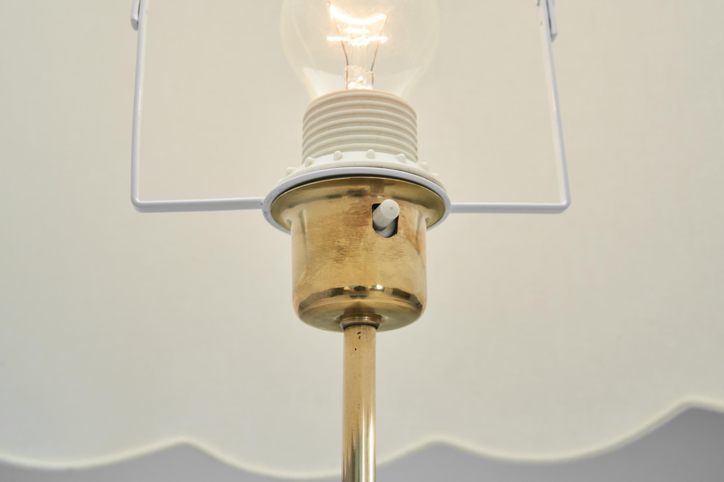 Stehlampe aus Messing mit rundem Sockel, Europa Mitte des 20. Jahrhunderts im Angebot 8