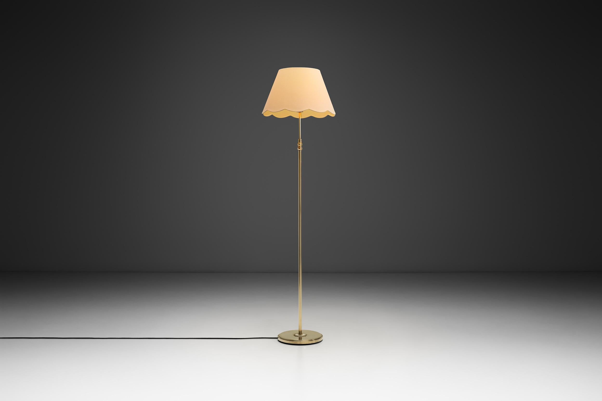 Die Mitte des Jahrhunderts war geprägt von einer Abkehr von verschnörkelten, komplizierten Designs und einer Hinwendung zu Einfachheit, Funktionalität und einer nahtlosen Verbindung von Form und Funktion. Wie diese Stehleuchte zeigt, zeichnen sich