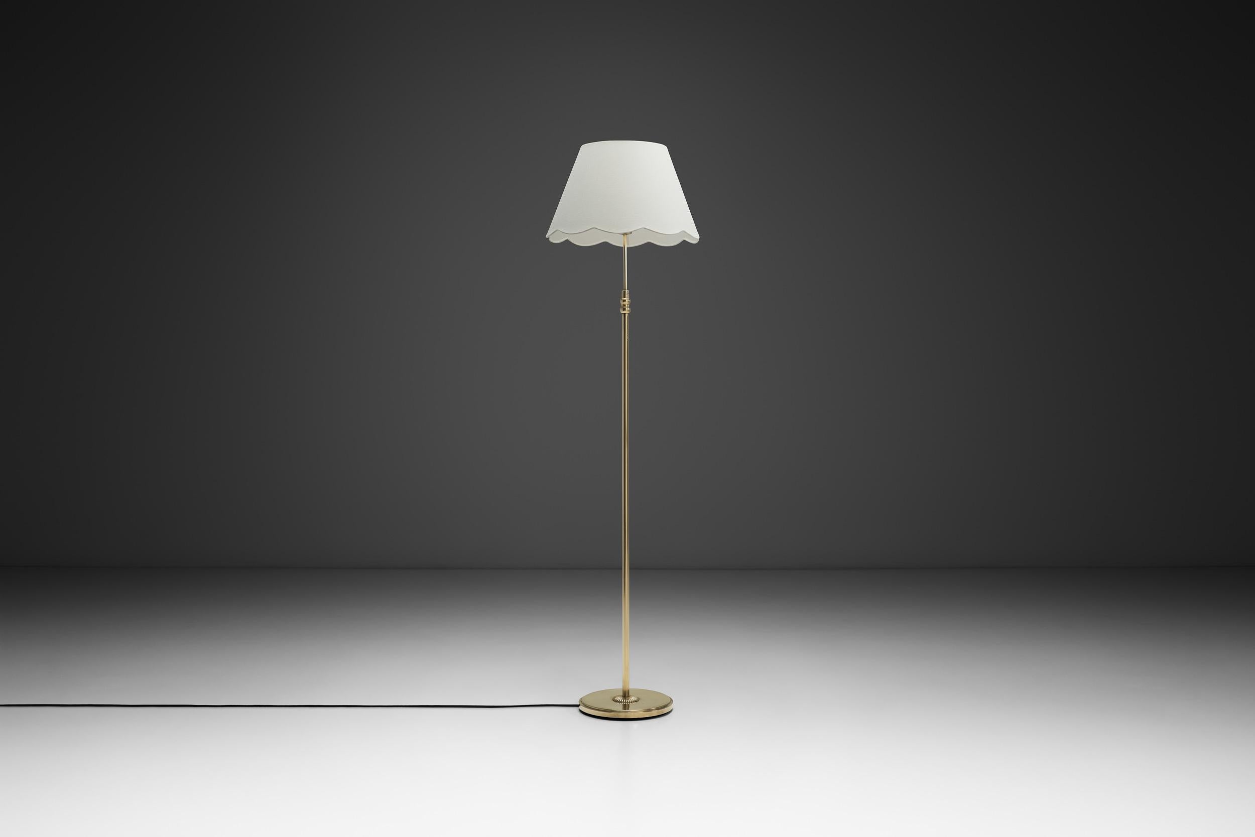 Stehlampe aus Messing mit rundem Sockel, Europa Mitte des 20. Jahrhunderts (Moderne der Mitte des Jahrhunderts) im Angebot