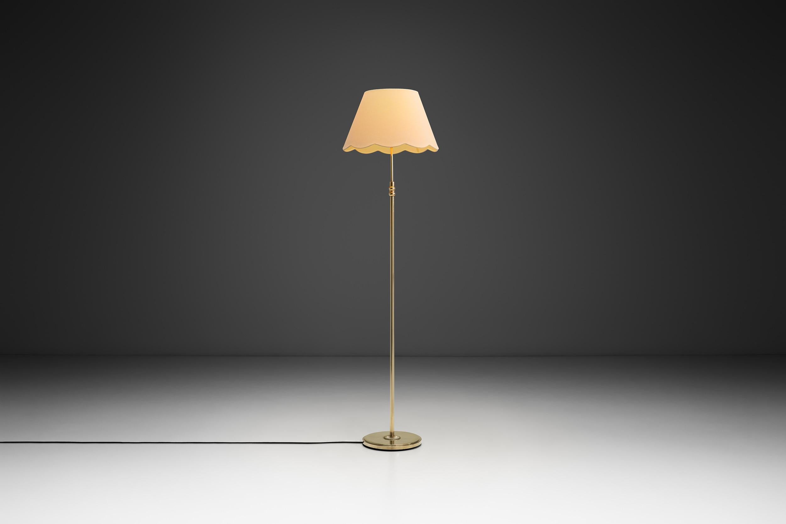 Stehlampe aus Messing mit rundem Sockel, Europa Mitte des 20. Jahrhunderts (Europäisch) im Angebot