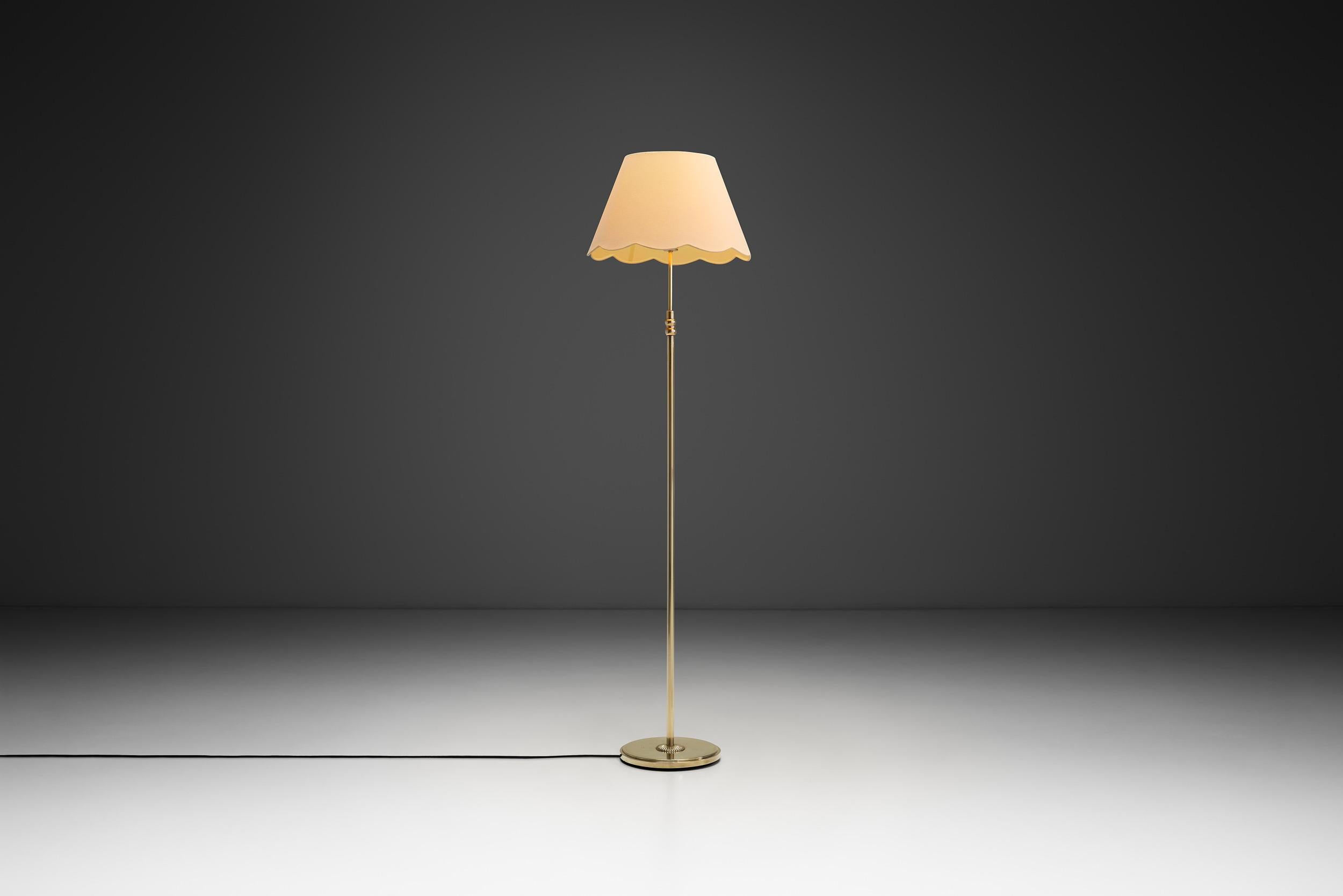 Stehlampe aus Messing mit rundem Sockel, Europa Mitte des 20. Jahrhunderts im Angebot 1