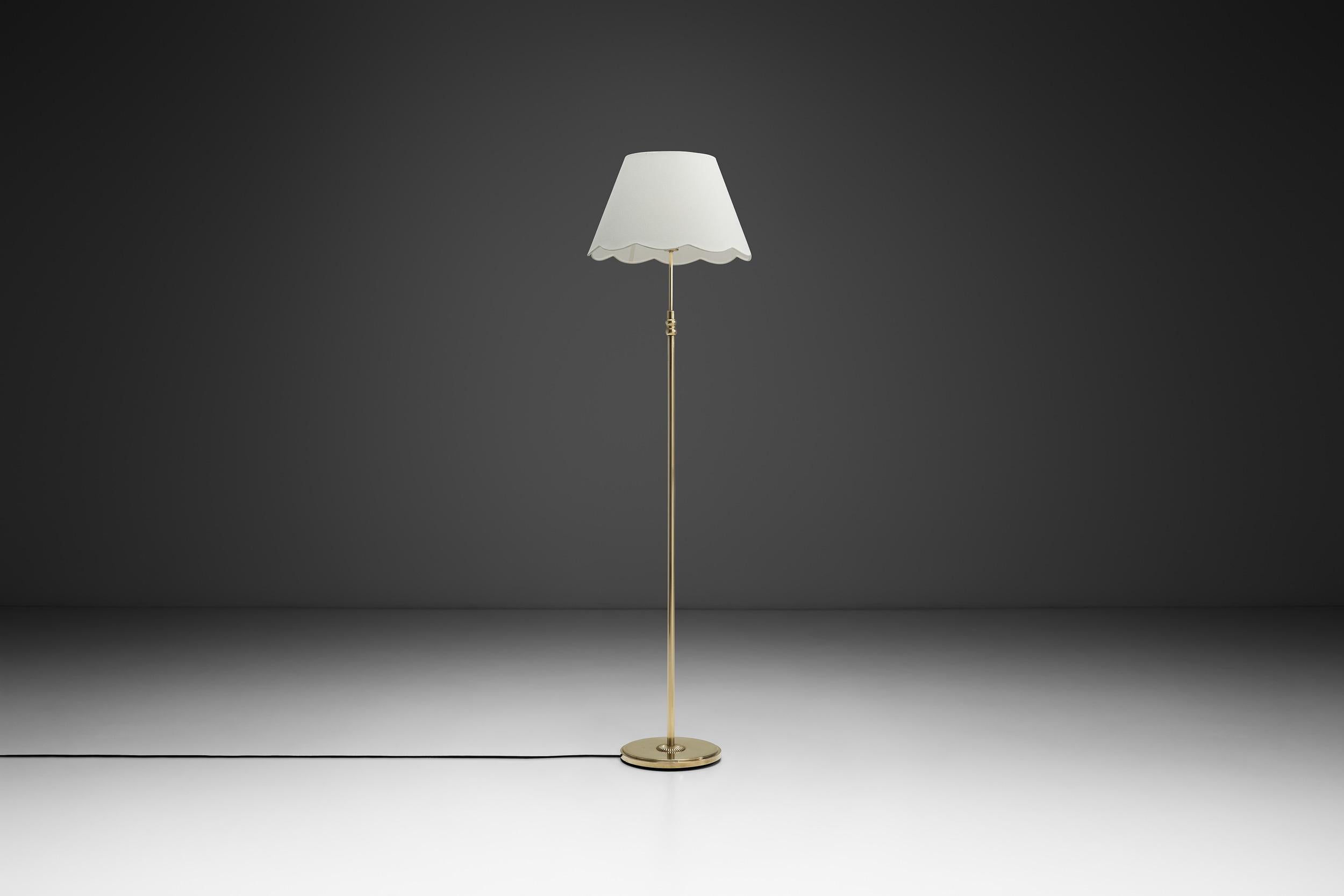 Stehlampe aus Messing mit rundem Sockel, Europa Mitte des 20. Jahrhunderts im Angebot 2