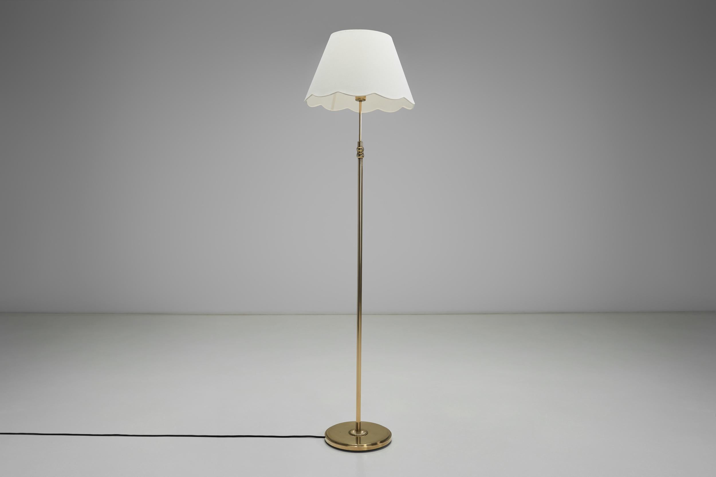 Stehlampe aus Messing mit rundem Sockel, Europa Mitte des 20. Jahrhunderts im Angebot 3