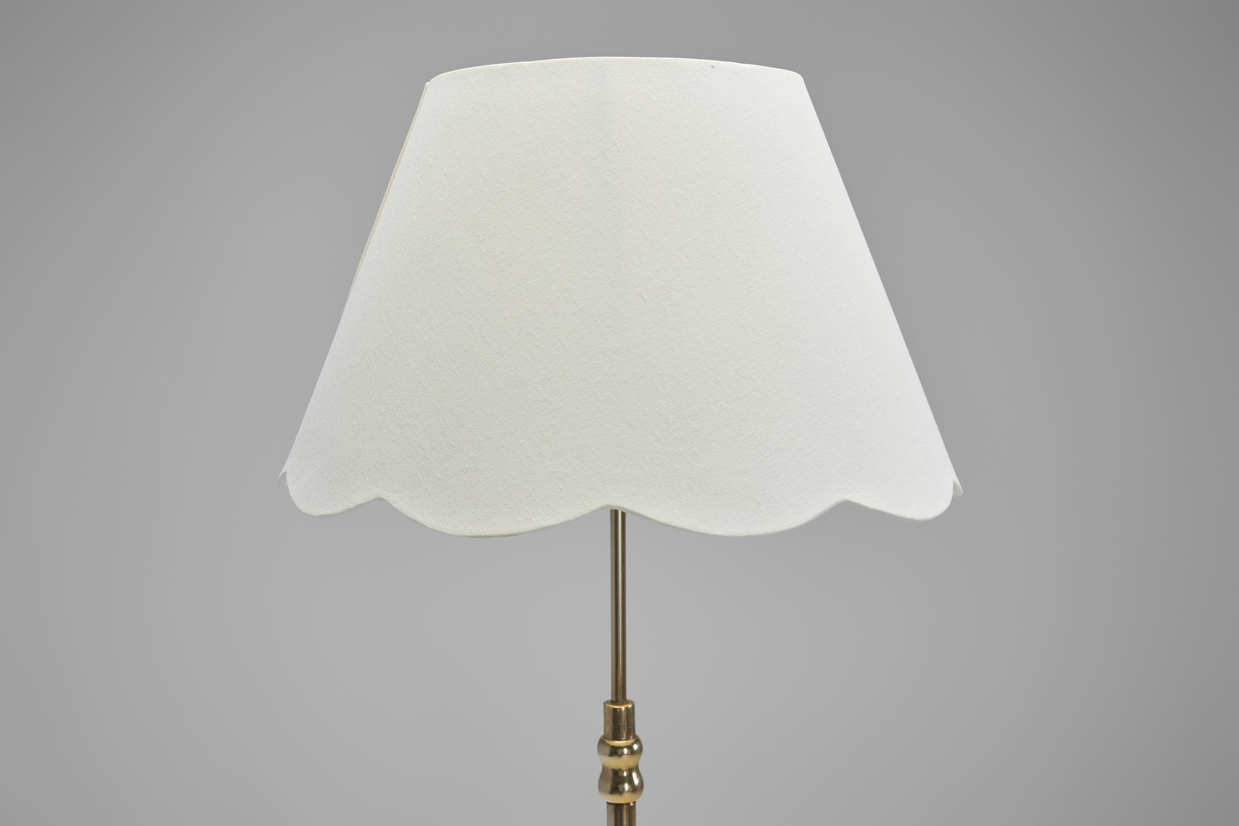 Stehlampe aus Messing mit rundem Sockel, Europa Mitte des 20. Jahrhunderts im Angebot 4