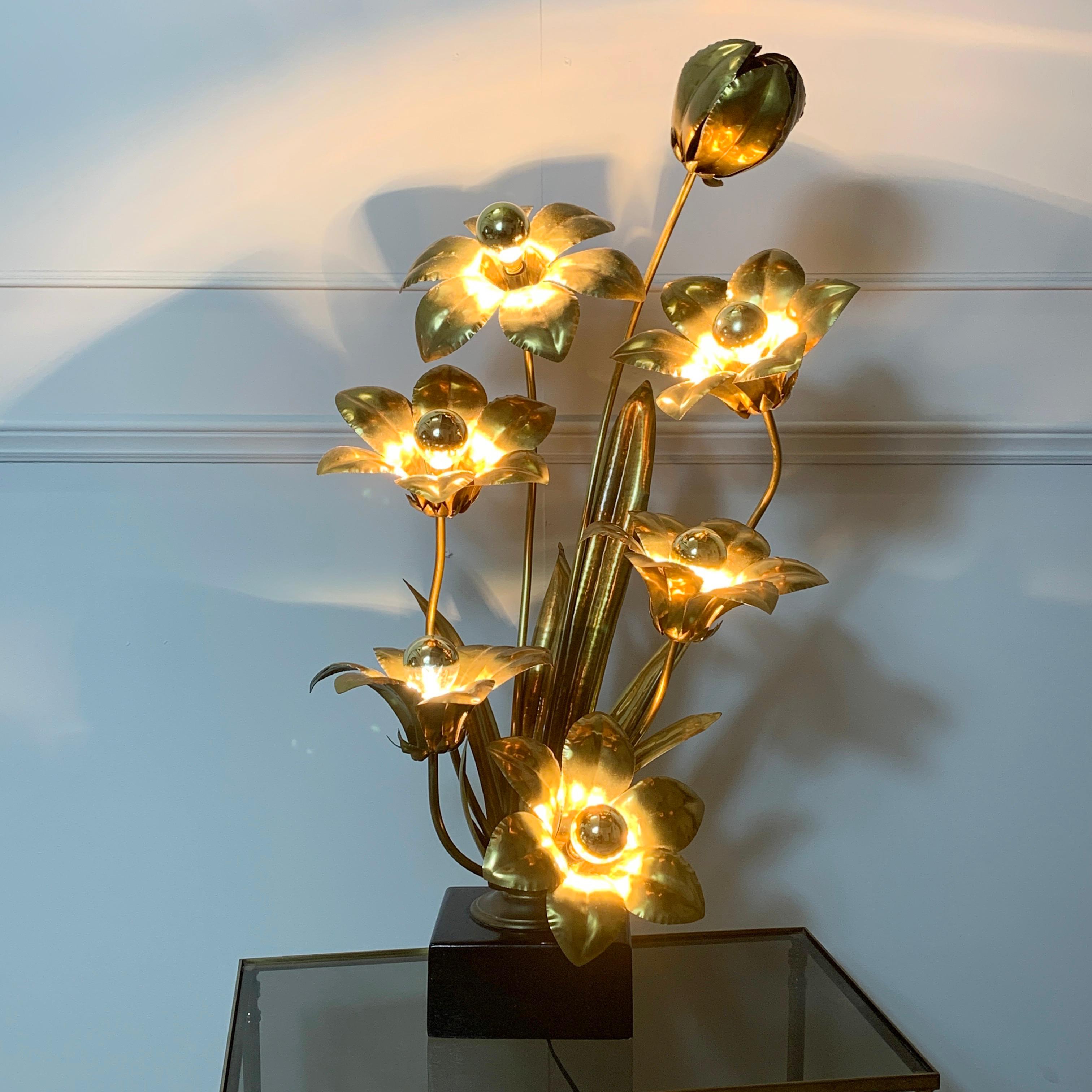 Midcentury brass flower table lamp, France, 1970s
Stunning large lamp depicting 5 flower heads and a bud
Height 80cm, width 48cm, depth 32cm, base 16.5 x 14.5cm
The flowers each have a single lamp holder to the centre
There are broad brass