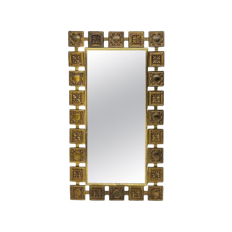 Specchio con cornice d'ottone del Medioevo in vendita