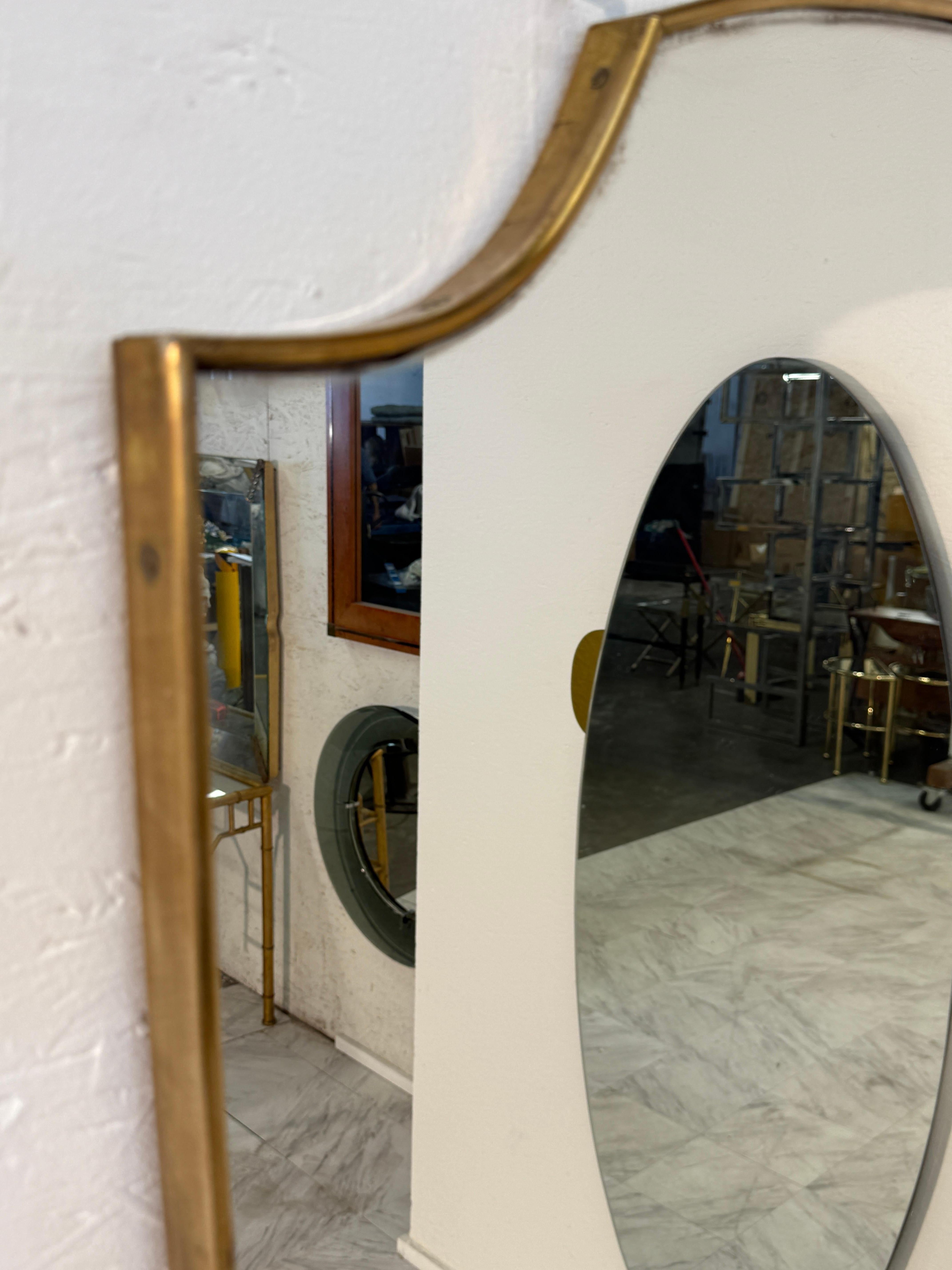 Mid-Century moderno Specchio da parete a forma di scudo con cornice in ottone di metà secolo in vendita