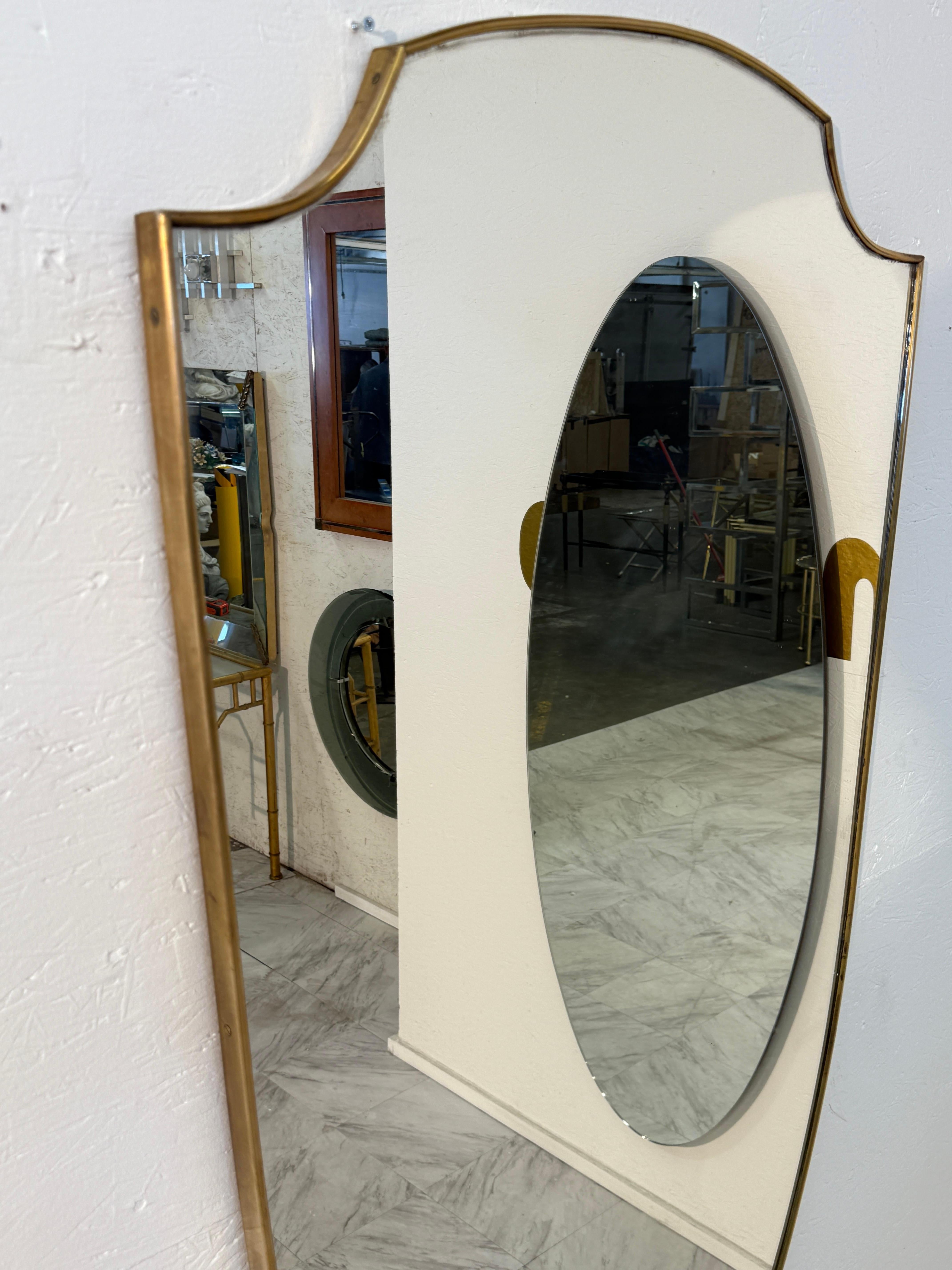 Italiano Specchio da parete a forma di scudo con cornice in ottone di metà secolo in vendita