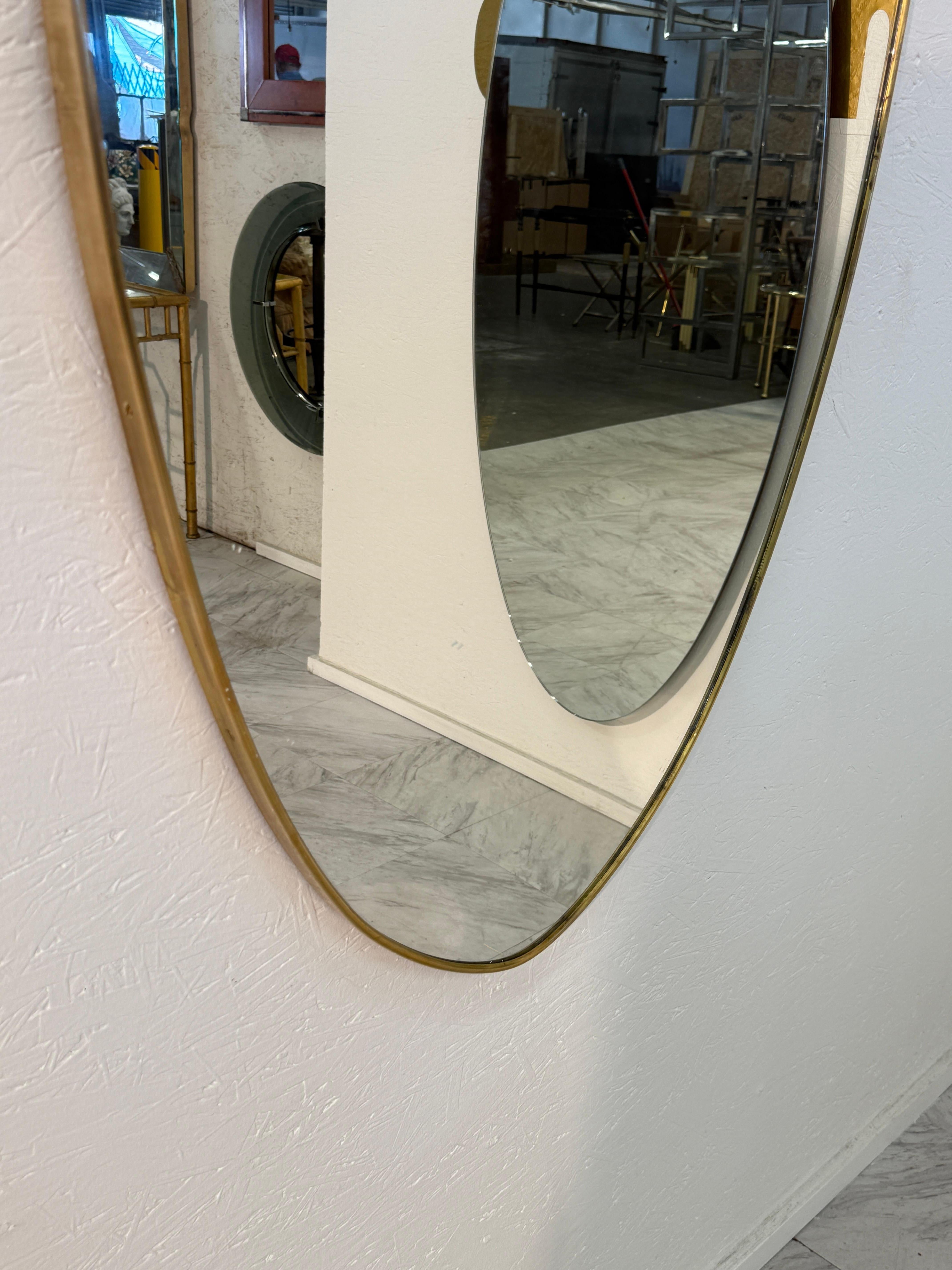 Specchio da parete a forma di scudo con cornice in ottone di metà secolo In condizioni buone in vendita a Los Angeles, CA