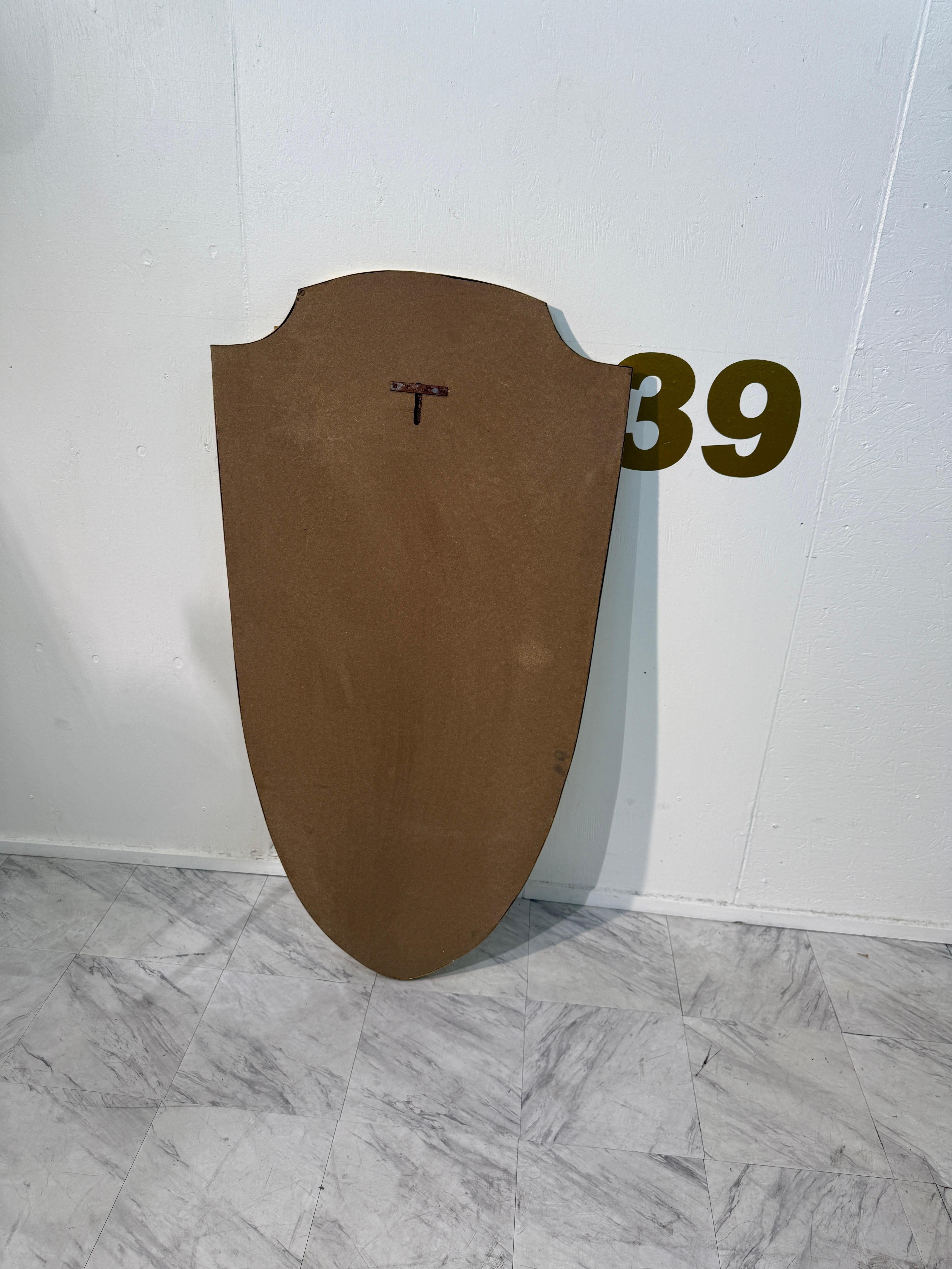 Metà XX secolo Specchio da parete a forma di scudo con cornice in ottone di metà secolo in vendita