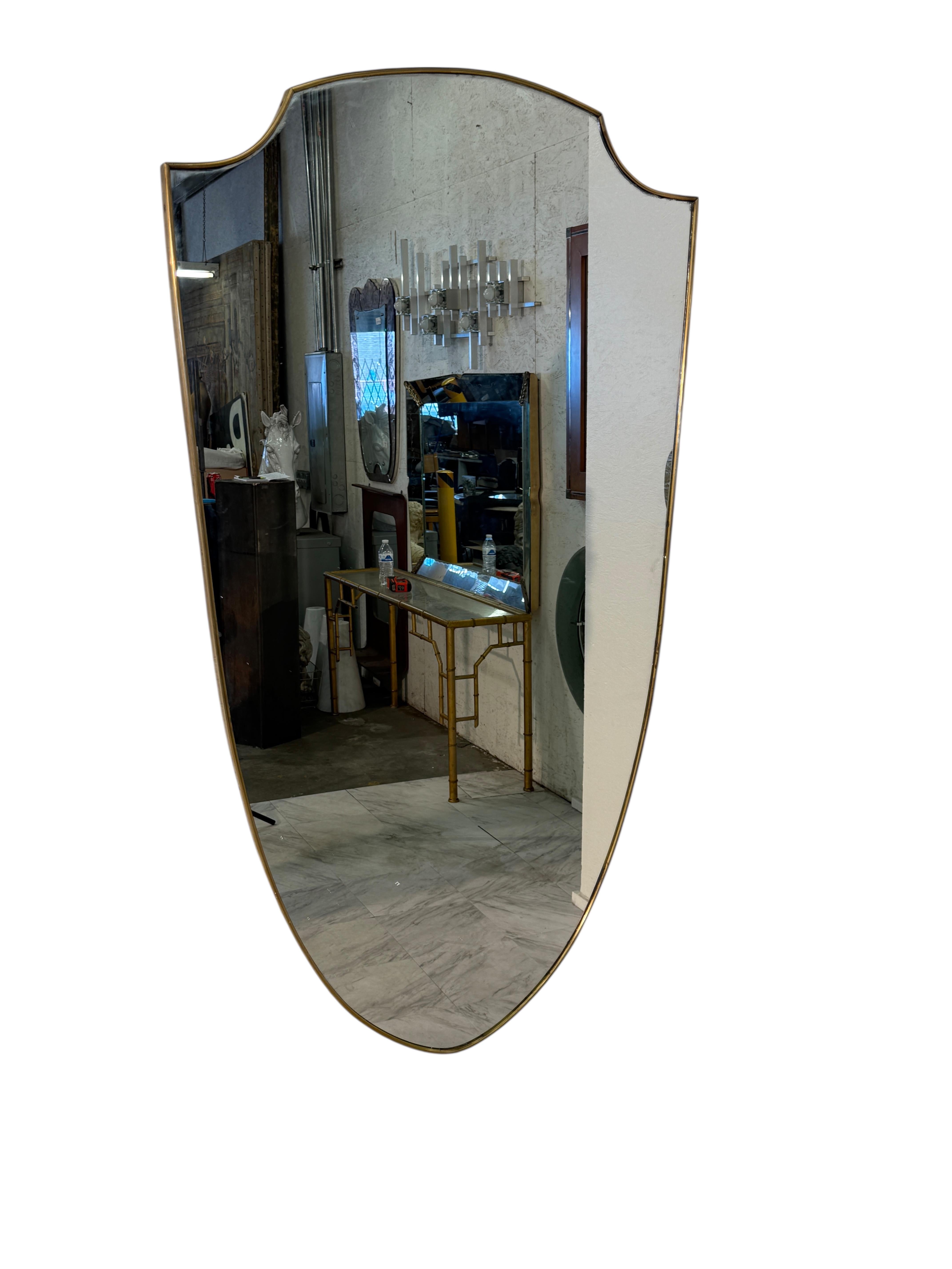 Ottone Specchio da parete a forma di scudo con cornice in ottone di metà secolo in vendita