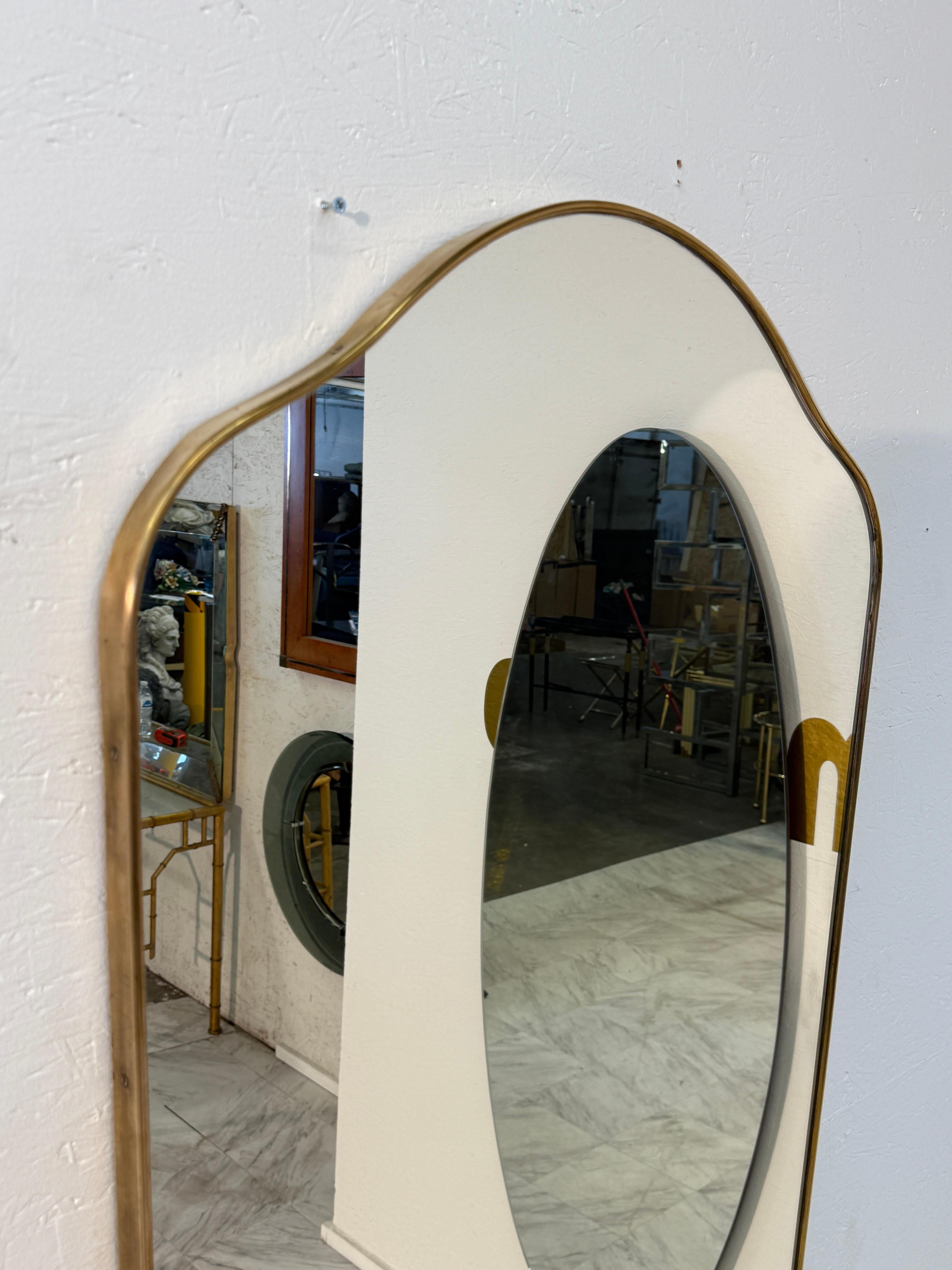 Mid-Century moderno Specchio da parete con cornice in ottone di metà secolo con Silhouette curva 1960s in vendita
