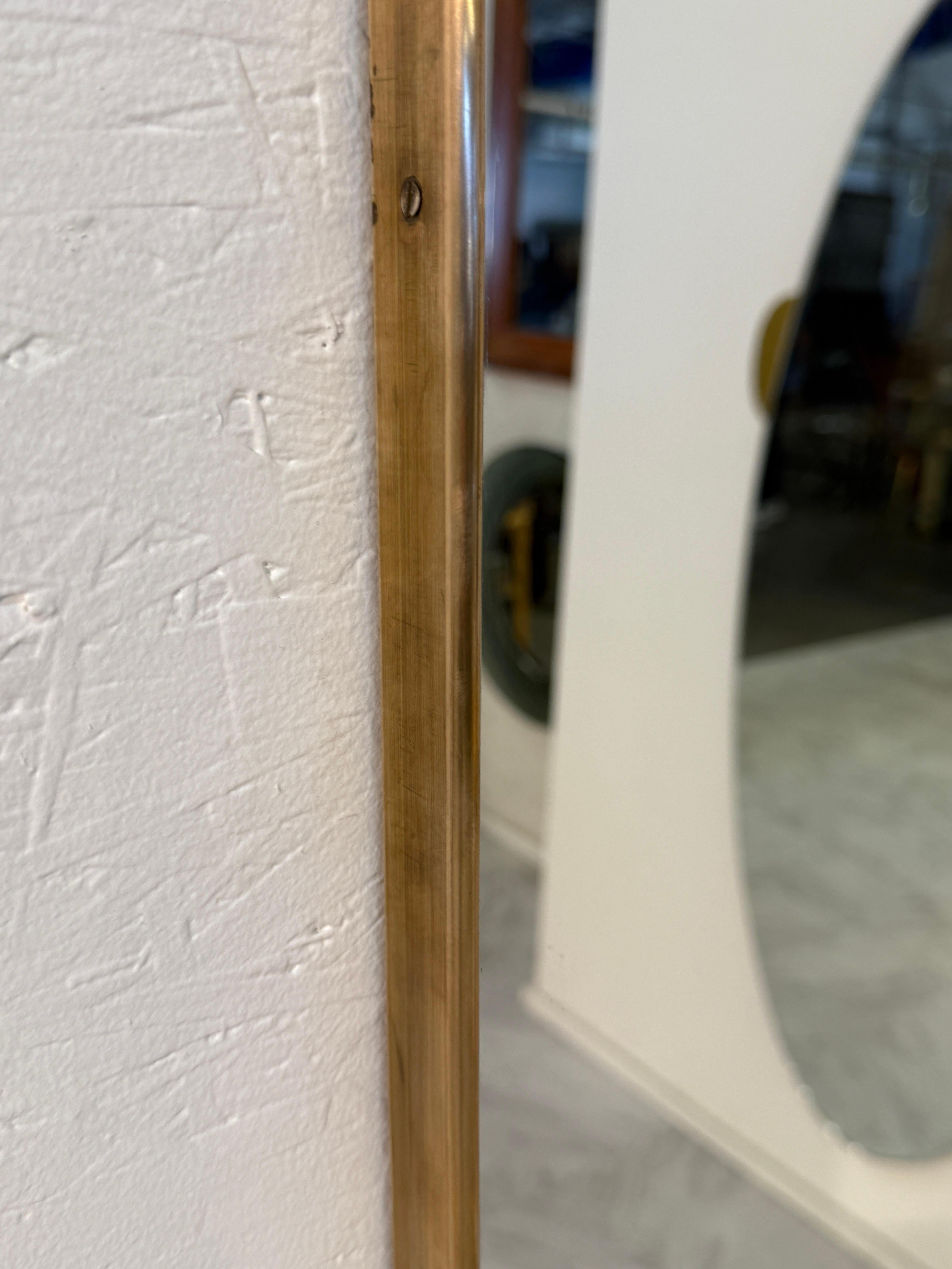 Italiano Specchio da parete con cornice in ottone di metà secolo con Silhouette curva 1960s in vendita