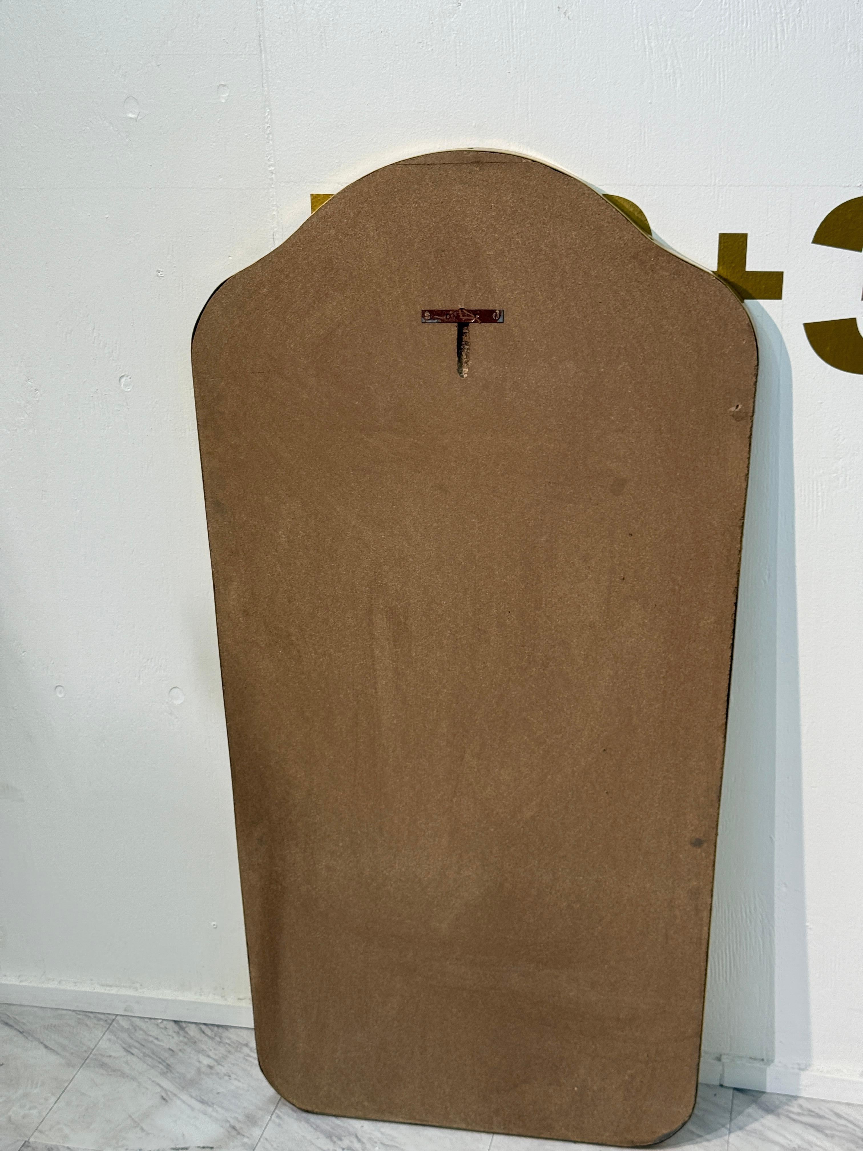 Metà XX secolo Specchio da parete con cornice in ottone di metà secolo con Silhouette curva 1960s in vendita