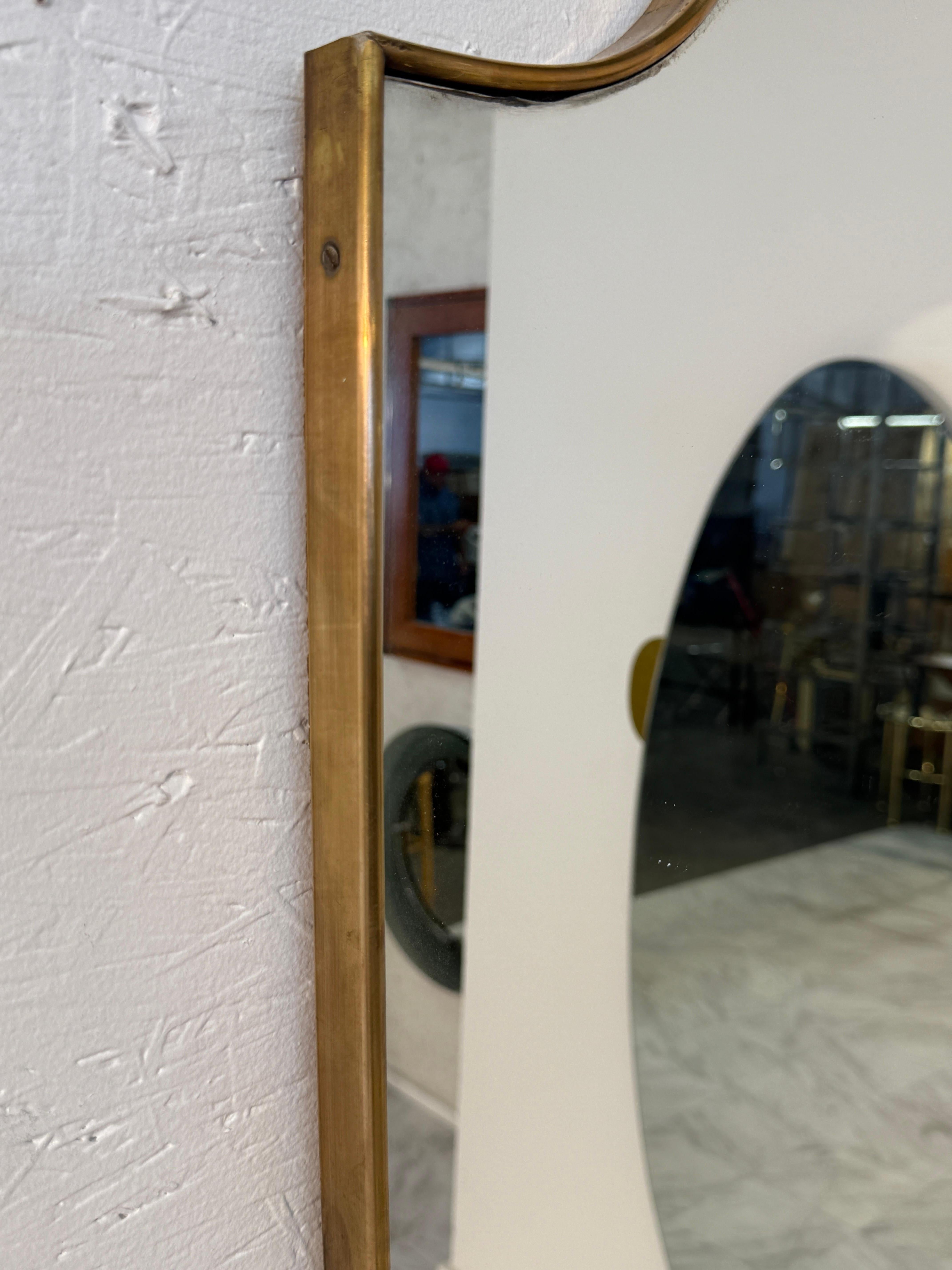 Ottone Specchio da parete con cornice in ottone di metà secolo con Silhouette curva 1960s in vendita