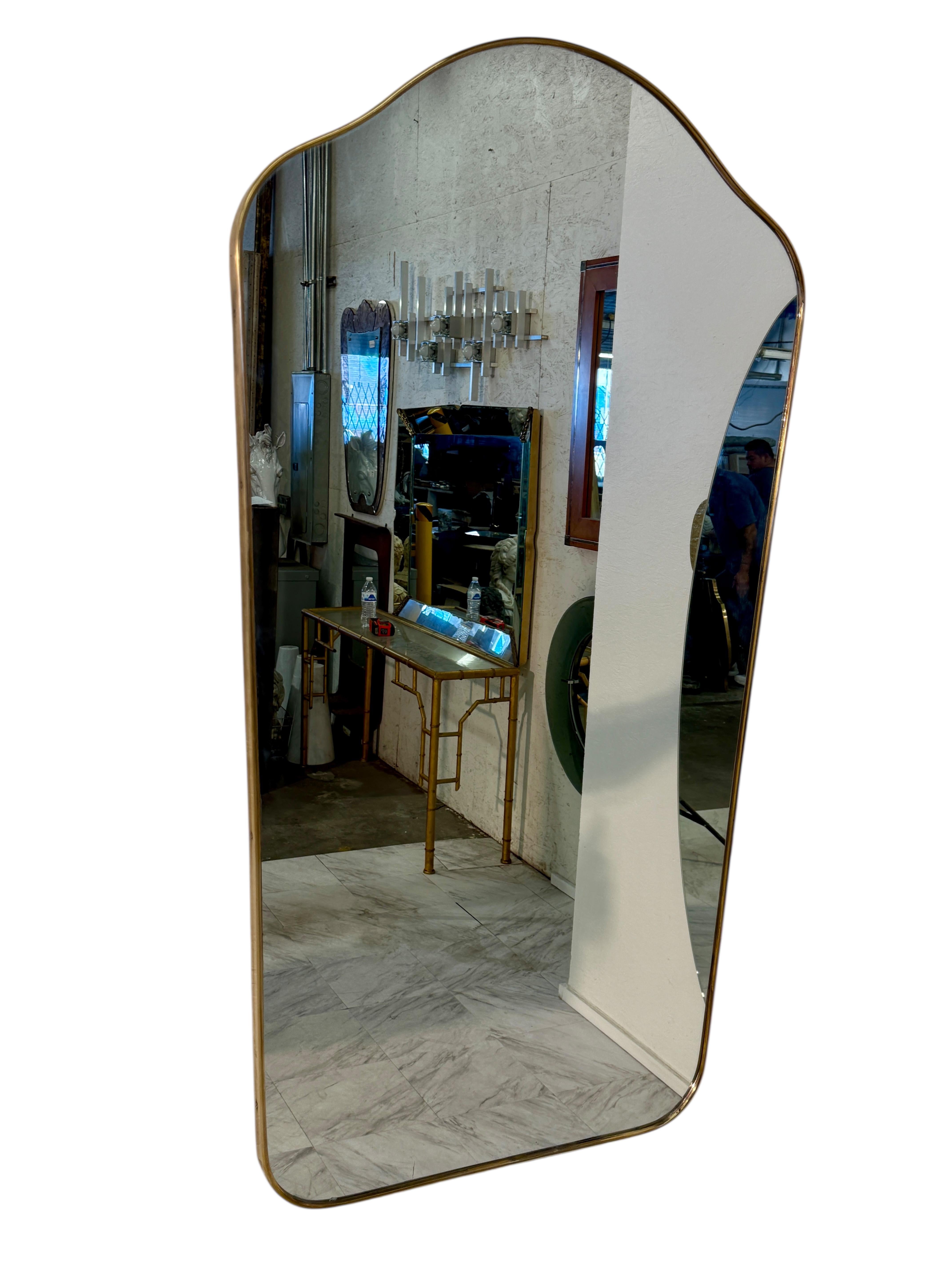 Specchio da parete con cornice in ottone di metà secolo con Silhouette curva 1960s in vendita 1