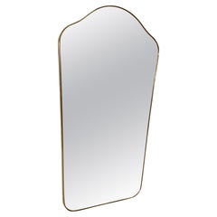 Miroir mural du milieu du siècle encadré de laiton avec Silhouette courbée 1960s