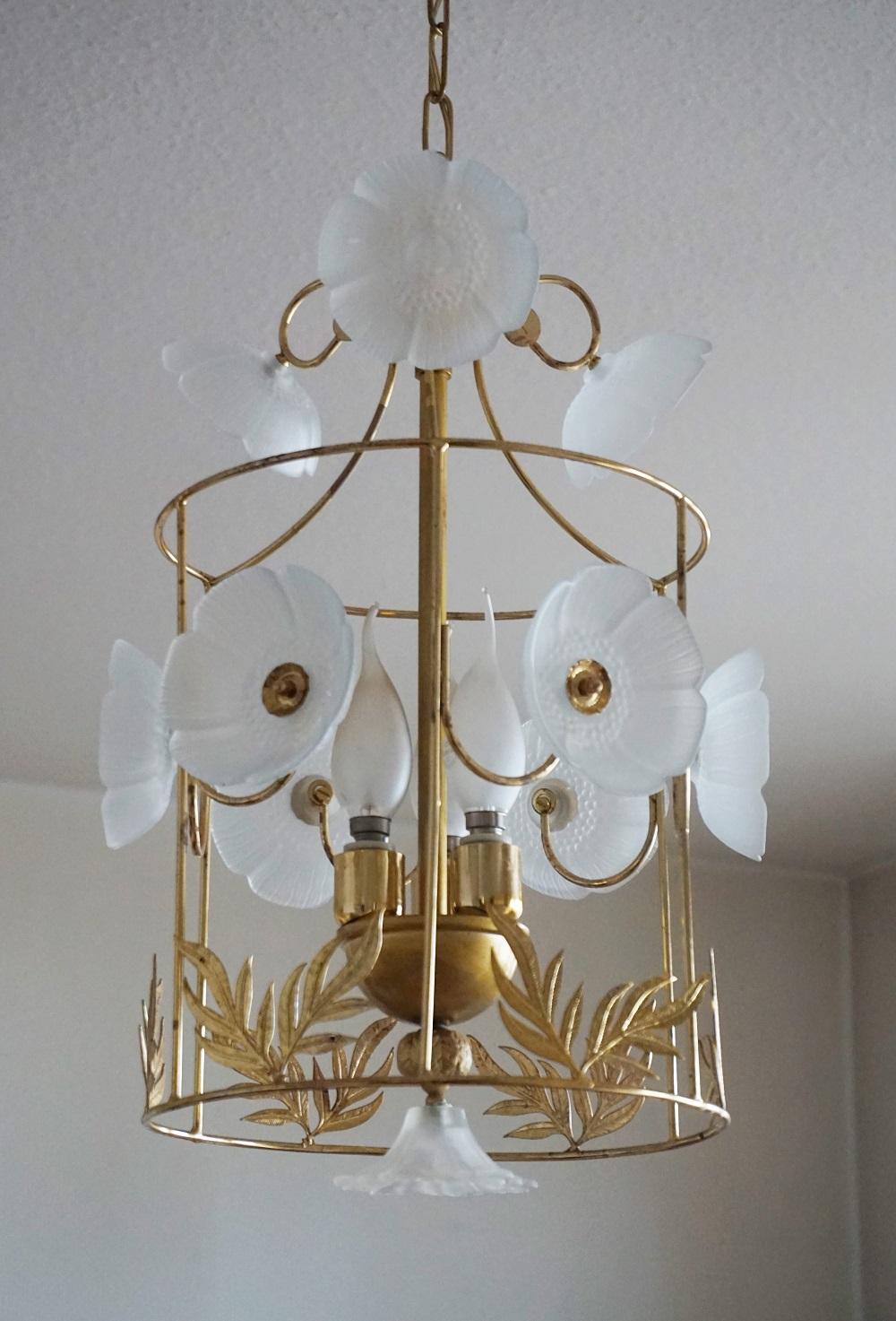 A lovely brass cylinder lantern decorated with beautiful frosted glass flowers, integrated central three candelabra light bulb holder.
In good condition, brass with some wear, rewired.
Measures:
Overall height 33.50