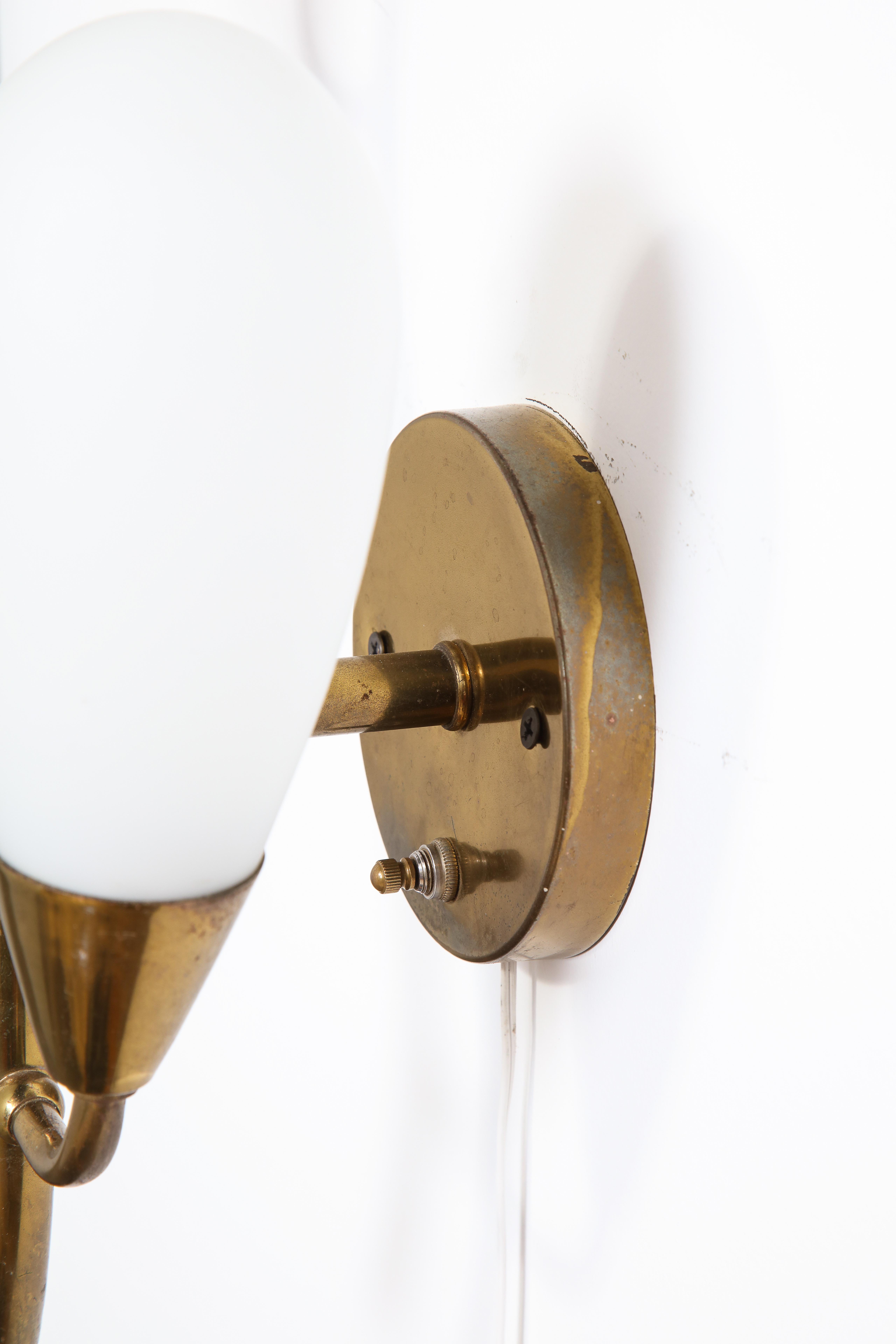 Midcentury Brass and Frosted Glass Shade Wall Light, Italy 1950s 3