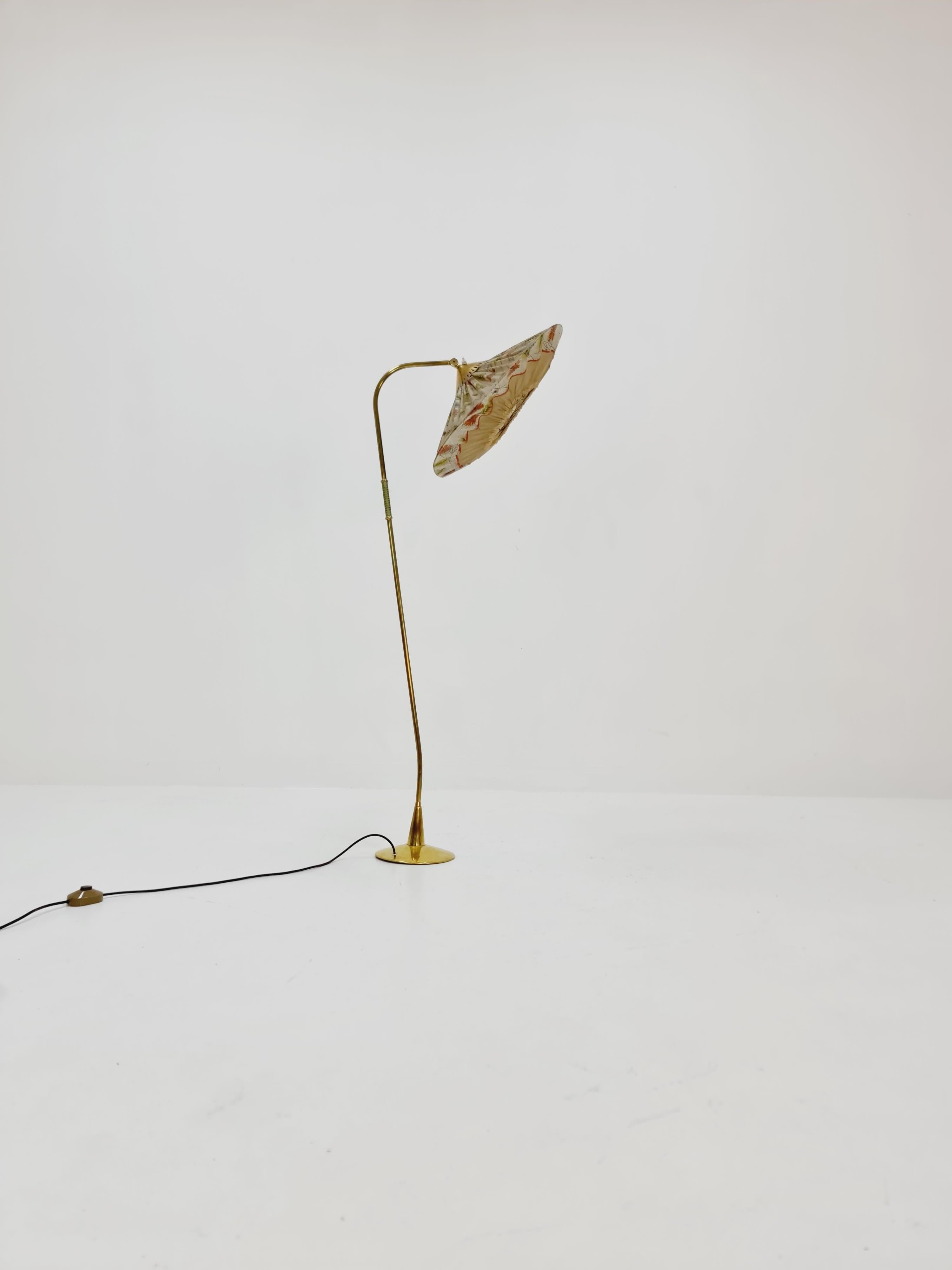 Mid century brass German arc  flex floor  lamp  1960s

 The frame is made of brass, 


 Height: 130  cm
 width    : 40  cm 
Diameter  : 20 cm 
Good condition with old signs of wear