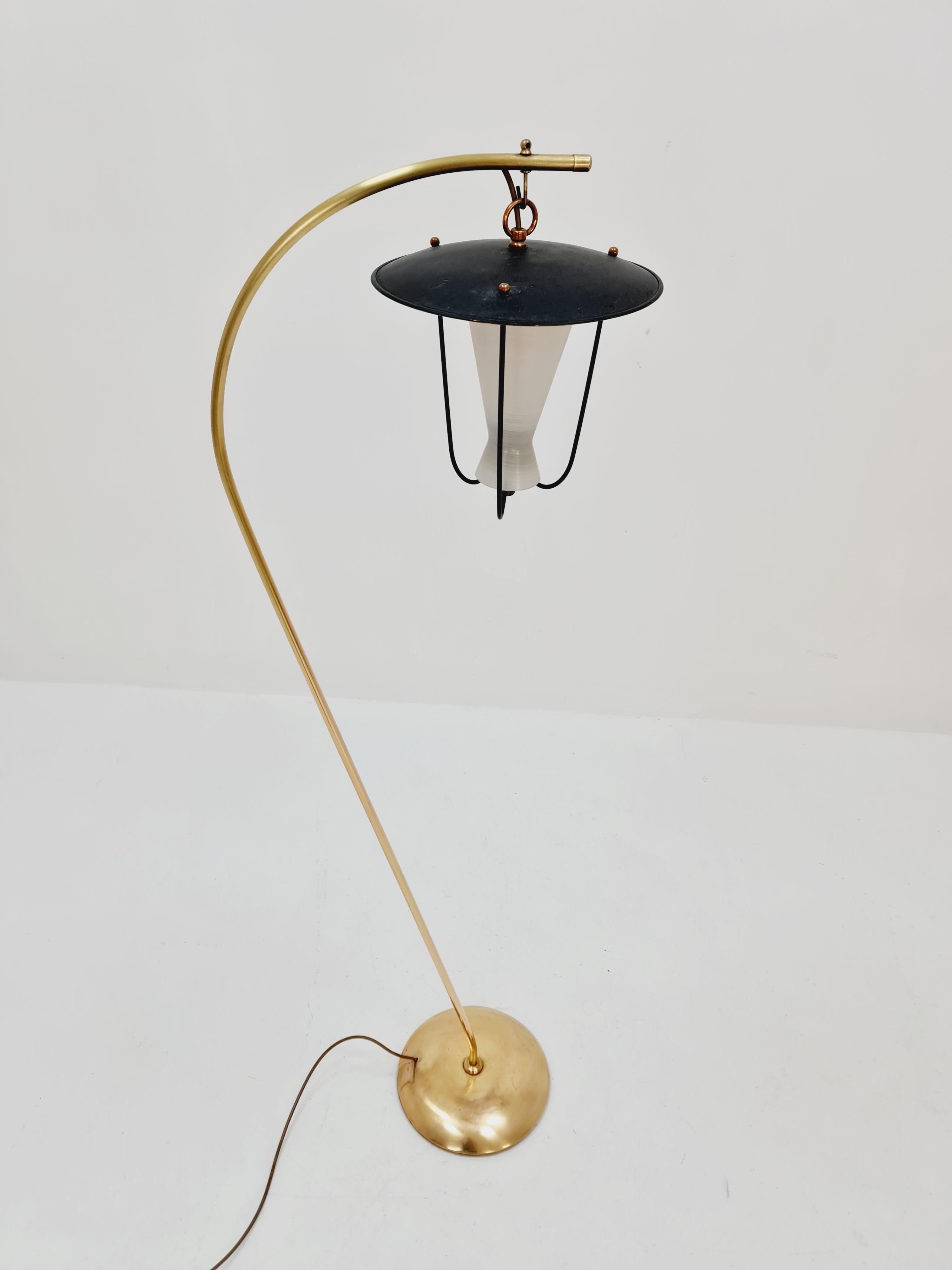 Mid century brass German arc floor lamp, 1960s In Good Condition For Sale In Gaggenau, DE