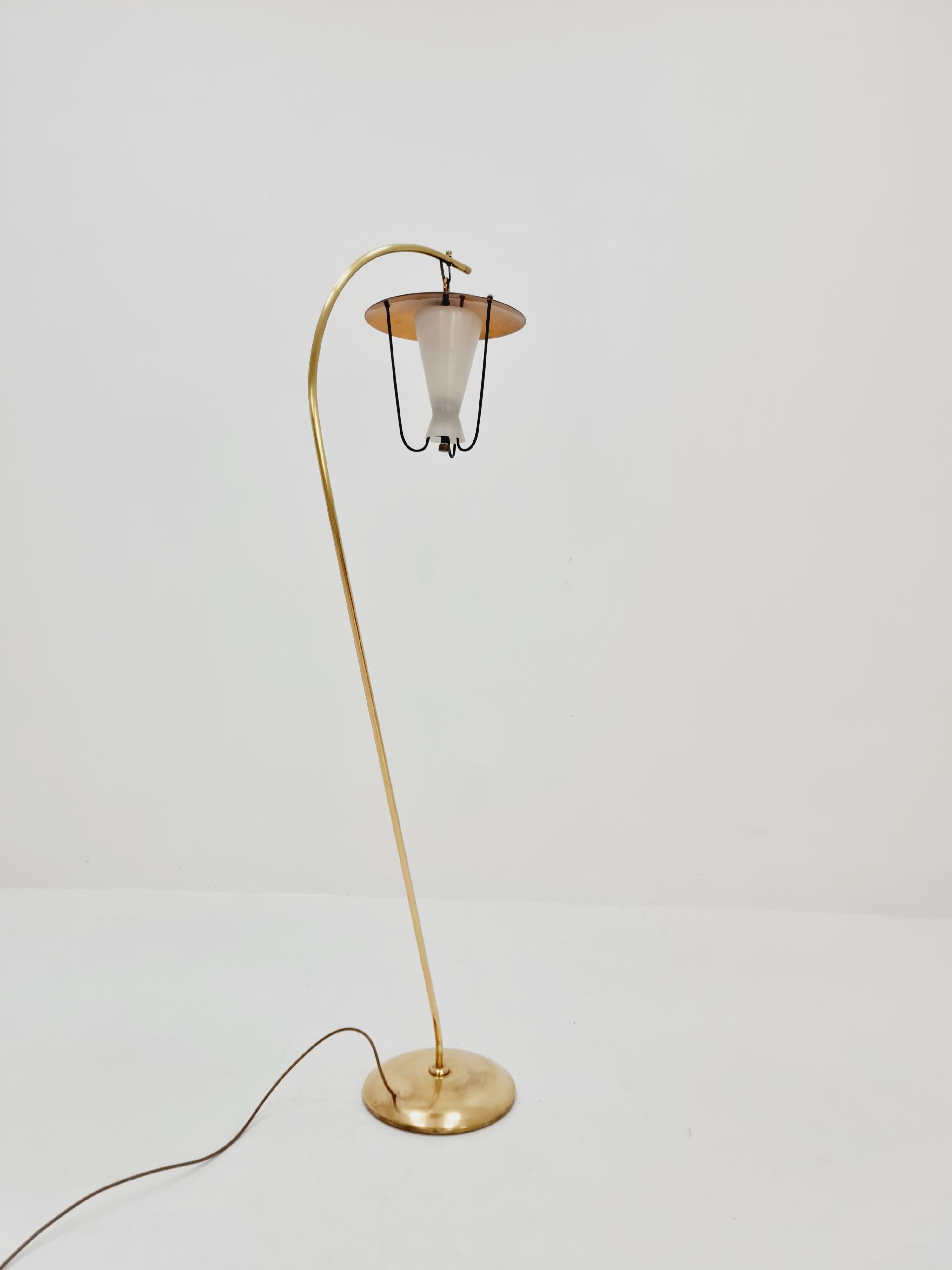 Lampadaire à arc allemand en laiton du milieu du siècle, 1960 en vente 1