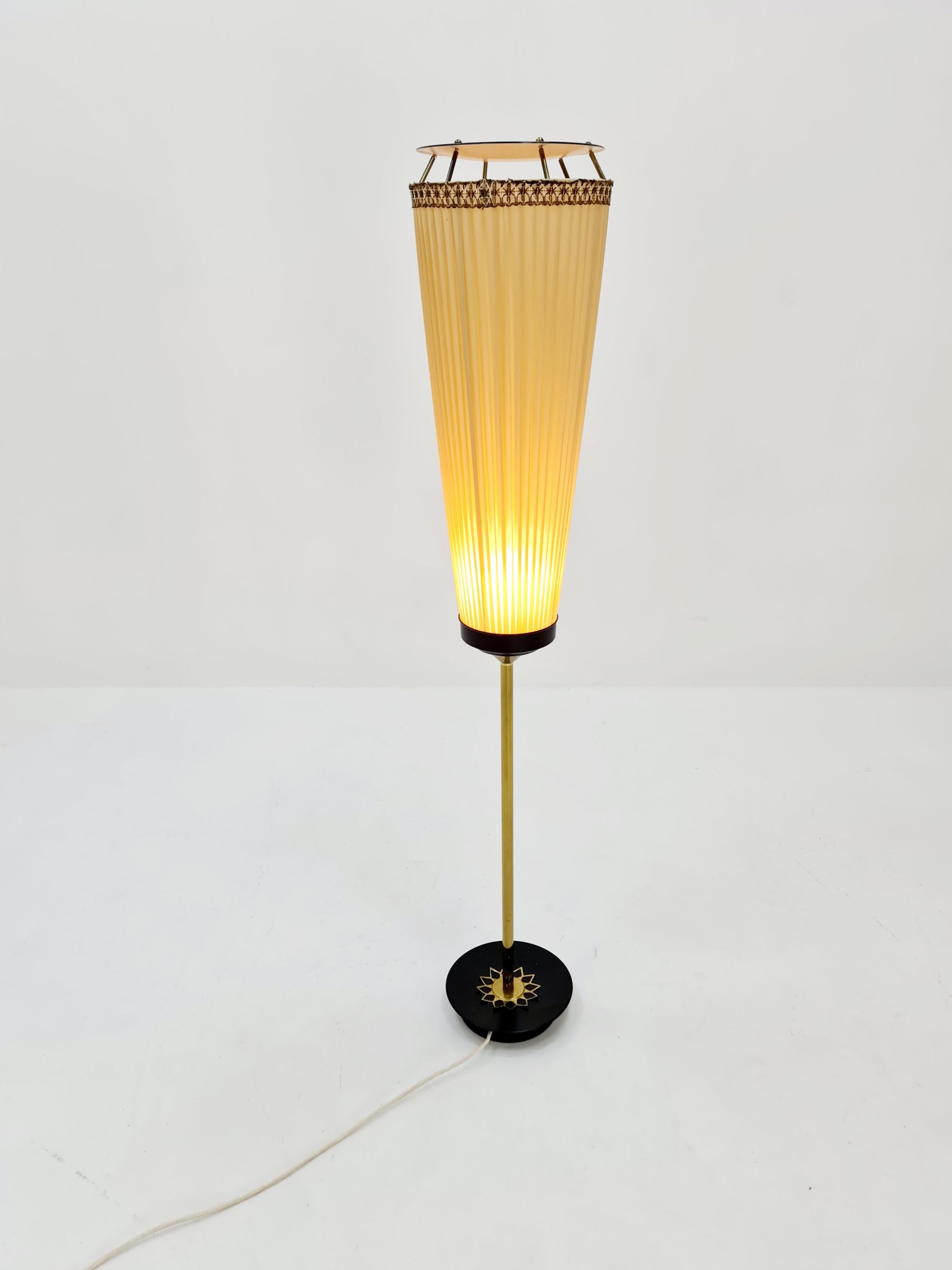 Mid century brass German floor lamp, 1960s

The frame is made of brass


Height: 140  cm
Diameter  : : 26 cm 
shade Height : 64  cm 
Good condition with old signs of wear