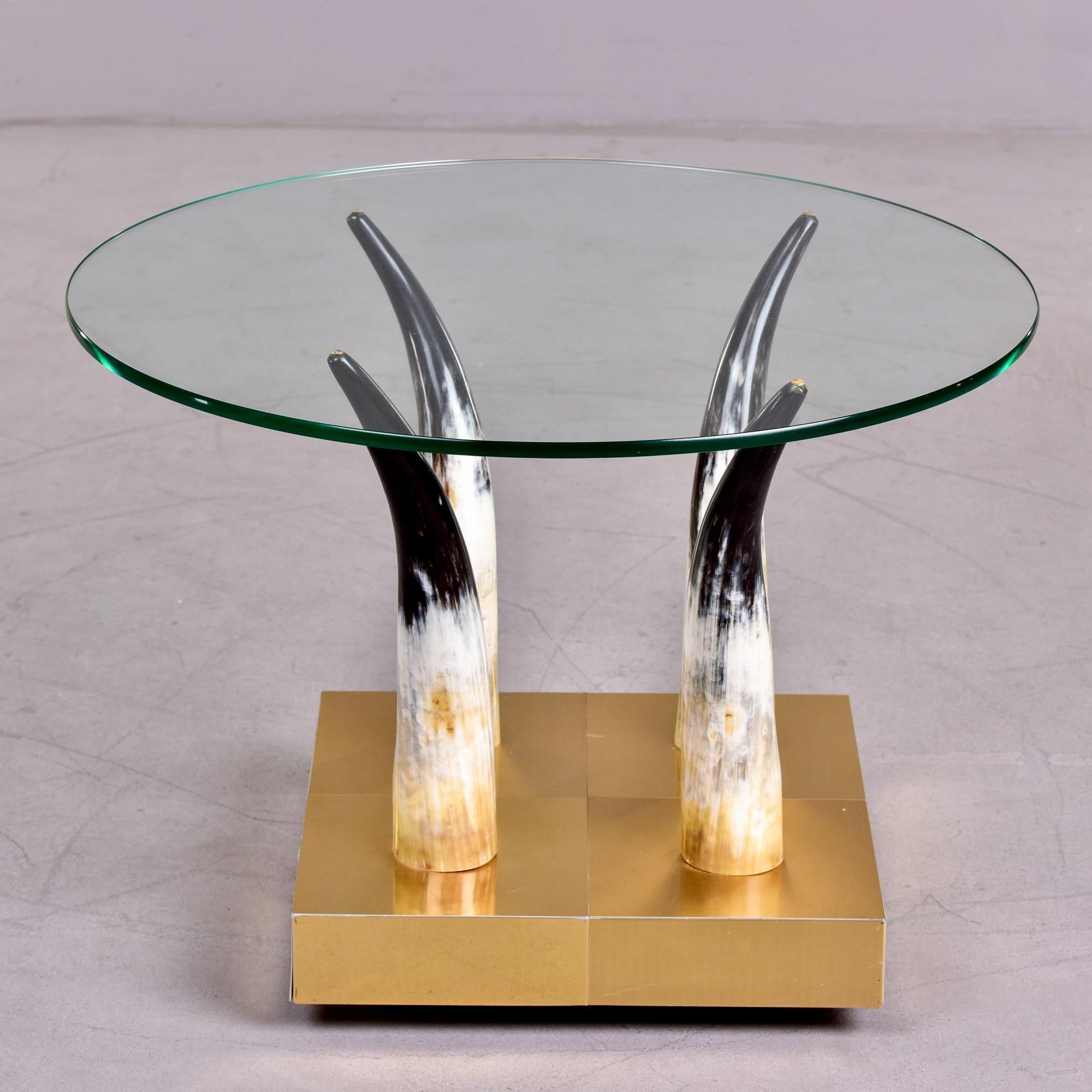 Mid-Century Modern Table d'appoint mi-siècle en laiton, verre et cornes avec roulettes en vente